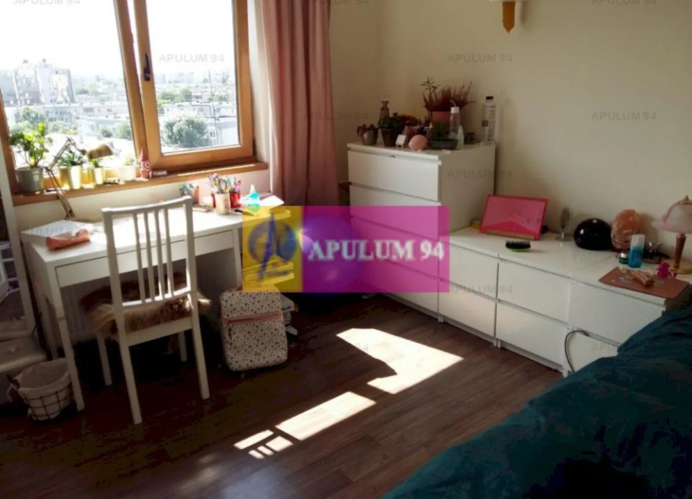 Apartament 4 camere Vitan- Mall - Vanzare apartament 4 camere in zona Vitan-Mall. Apartamentul este decomandat-hol "H", este amenajat decent cu gresie, faianta, parchet, termopan usa metalica, aer conditionat. Scara este curata, vecinii sunt civilizati. In proximitate se afla Mall-ul Vitan, Piata Vitan, Piata Foisorului, Casa de Pensii, transport in comun.