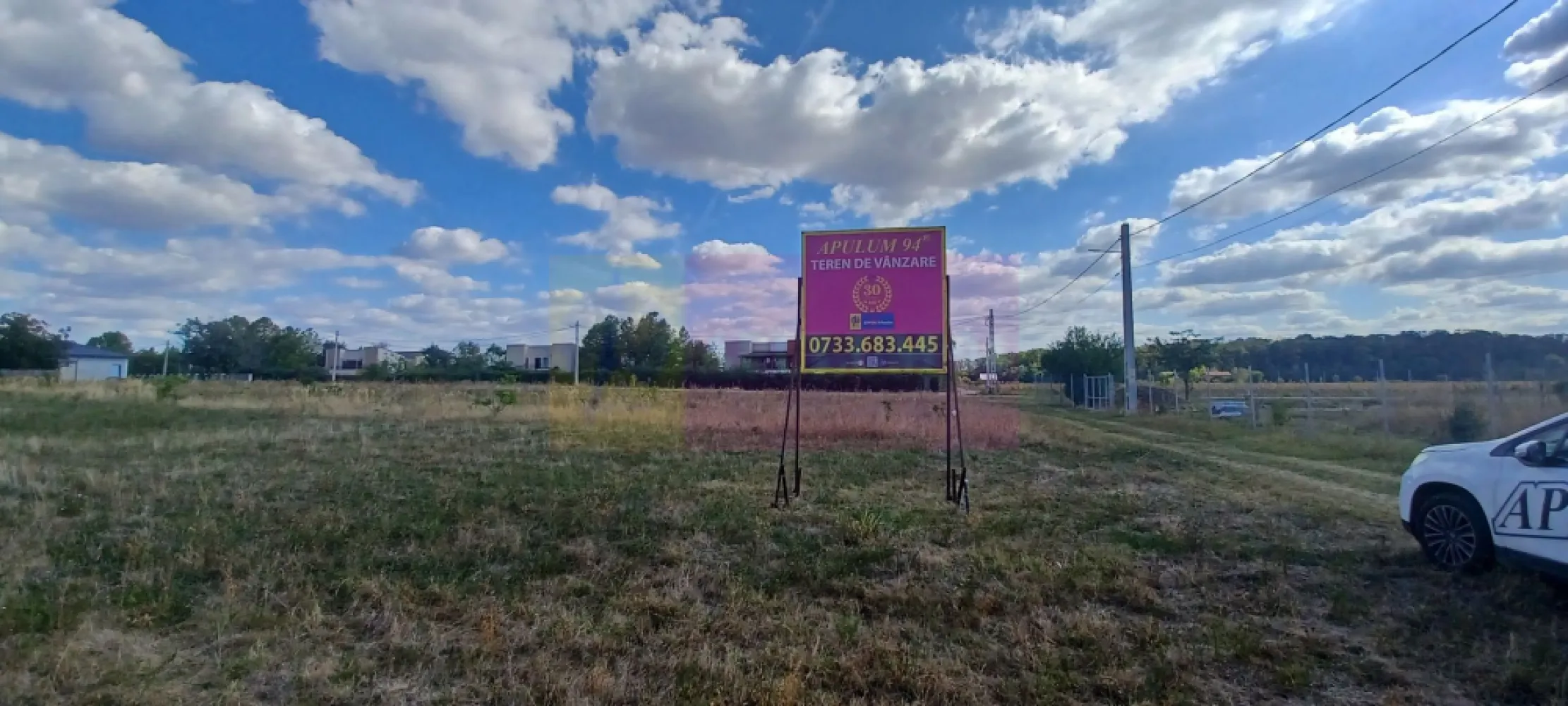 Gulia, teren rezidențial 1500 mp, cu utilități - Terenul este intravilan, curți-construcții și se află în localitatea Gulia, la aproximativ 13 km de Centura de nord-vest a Bucureștiului, la 5 km de Autostrada A0, cu acces facil prin DN7, în vecinătatea Pădurii Cereanca, la 300 m de aceasta, într-o zonă rezidențială nouă. Terenul are 1500 mp, cu 18 m deschidere la drumul de acces (de 9 m lățime). Rețeaua de curent electric se află lângă teren iar cea de gaze naturale, la 30 m. Preț 40 EUR/mp, negociabil. Nu se plătește comision, nici TVA