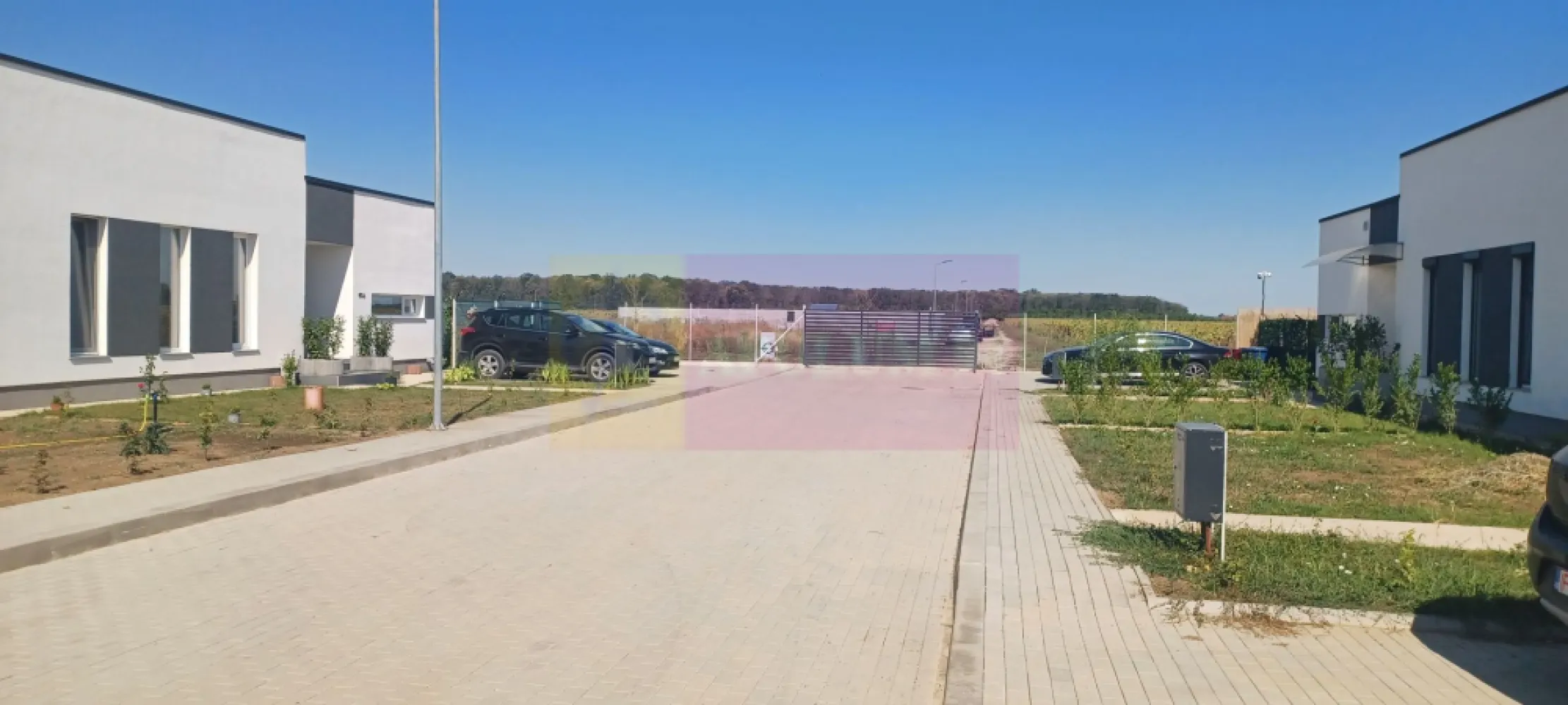 Săbăreni, casă nouă 116 mp utili, curte 608, în apropierea pădurii - Complexul rezidențial este amplasat în partea nord-vestică a Bucurestiului, la aproximativ 11 km de Soseaua de Centură, în localitatea Săbăreni si este învecinat la nord cu Pădurea Cereanca și la est cu Pădurea Râioasa. Există mai multe variante de acces către Bucuresti: prin DN7, Chitila în Sectorul 1 / prin Dragomiresti si Chiajna în Militari sau pe Autostrada Bucuresti-Pitesti, prin Joița. In curând vom beneficia de alte 2 opțiuni: Autostrada A0 și Drumul Radial Calea Giulesti - Drumul Săbăreni. Complexul rezidențial se întinde pe o suprafață de 24.500 mp si este alcătuit din 34 de locuințe tip parter. Casele au o suprafață construită de 158 mp, din care 116 mp utili, sunt alcătuite din 4 camere + dependințe iar curtile au câte 608 mp fiecare. Primele 8 imobile au fost finalizate, receptionate și vândute. Acum se lucrează la următorul lot de 8 locuințe. Strada, trotuarele și locurile de parcare din complex sunt pavate. Fiecare imobil beneficiază de încălzire prin pardoseală și centrală individuală pe gaze, în condensatie. Incăperile sunt spatioase si luminoase; au 2,80 m înăltime. Ferestrele sunt Salamander cu geamuri tripan. Casele beneficiază de instalație de aer conditionat preinstalată, atât in living cât și in cele 3 dormitoare. O parte dintre finisajele interioare: gresie, faință, parchet, obiecte sanitare, usi interioare, pot fi alese de cumpărători, într-un buget stabilit de comun acord. Casele se vând finisate complet dar nemobilate. Imaginile sunt de la o locuință vândută. Următoarele 4 case vor fi finalizate în maxim 3 luni. Pret 135.000EUR, cu TVA 21% inclus. Nu se plătește comision