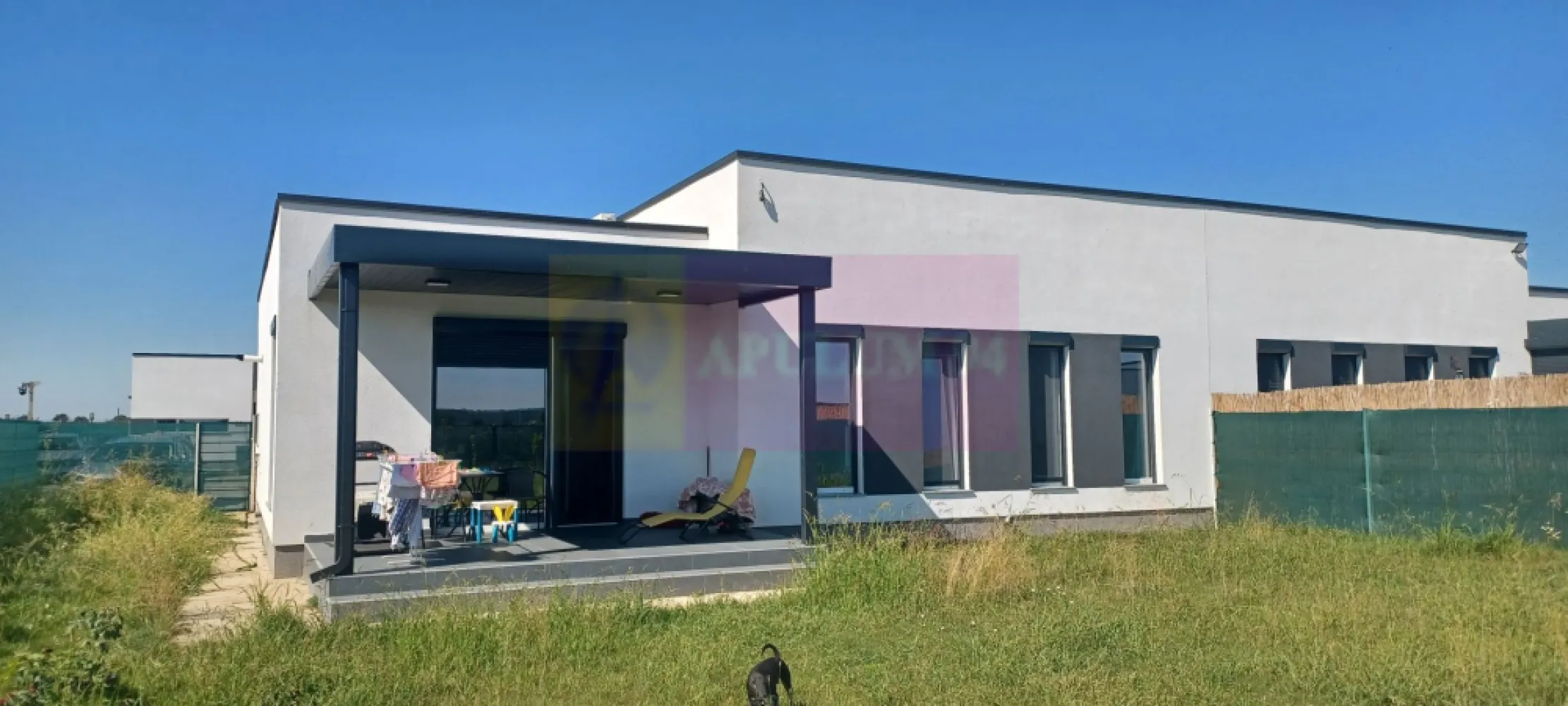 Săbăreni, casă nouă 116 mp utili, curte 608, în apropierea pădurii - Complexul rezidențial este amplasat în partea nord-vestică a Bucurestiului, la aproximativ 11 km de Soseaua de Centură, în localitatea Săbăreni si este învecinat la nord cu Pădurea Cereanca și la est cu Pădurea Râioasa. Există mai multe variante de acces către Bucuresti: prin DN7, Chitila în Sectorul 1 / prin Dragomiresti si Chiajna în Militari sau pe Autostrada Bucuresti-Pitesti, prin Joița. In curând vom beneficia de alte 2 opțiuni: Autostrada A0 și Drumul Radial Calea Giulesti - Drumul Săbăreni. Complexul rezidențial se întinde pe o suprafață de 24.500 mp si este alcătuit din 34 de locuințe tip parter. Casele au o suprafață construită de 158 mp, din care 116 mp utili, sunt alcătuite din 4 camere + dependințe iar curtile au câte 608 mp fiecare. Primele 8 imobile au fost finalizate, receptionate și vândute. Acum se lucrează la următorul lot de 8 locuințe. Strada, trotuarele și locurile de parcare din complex sunt pavate. Fiecare imobil beneficiază de încălzire prin pardoseală și centrală individuală pe gaze, în condensatie. Incăperile sunt spatioase si luminoase; au 2,80 m înăltime. Ferestrele sunt Salamander cu geamuri tripan. Casele beneficiază de instalație de aer conditionat preinstalată, atât in living cât și in cele 3 dormitoare. O parte dintre finisajele interioare: gresie, faință, parchet, obiecte sanitare, usi interioare, pot fi alese de cumpărători, într-un buget stabilit de comun acord. Casele se vând finisate complet dar nemobilate. Imaginile sunt de la o locuință vândută. Următoarele 4 case vor fi finalizate în maxim 3 luni. Pret 135.000EUR, cu TVA 21% inclus. Nu se plătește comision