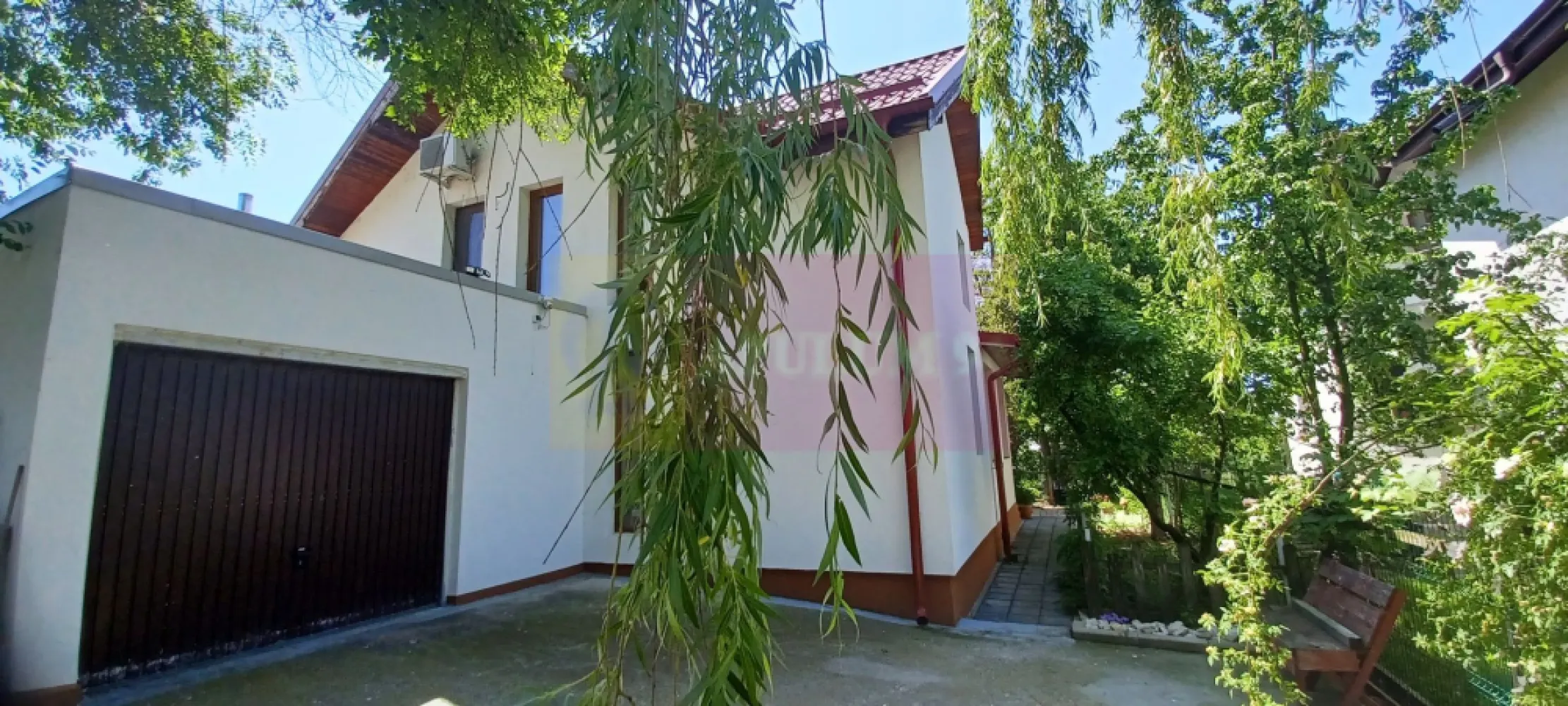 Joița, vilă 5 camere 187 mp utili + garaj, terasă, pivniță, curte 578 - Vila este amplasată în partea vestică a Bucureștiului, cu acces facil prin Militari si Dragomiresti sau pe autostrada A1 in Comuna Joița, în vecinătatea Perimetrului Ecologic Arcuda, pe o stradă asfaltată, ferită de traficul rutier intens. Imobilul a fost construit în 2014 si 2015, cu fundatie si structura de rezistență din beton armat si zidărie din cărămidă, cu încăperi mari si luminoase si este compartimentat astfel: la parter, living, bucătărie, 2 dormitoare, 2 bai, dresing, casa scării, hol, terasă, garaj și pivniță iar la etaj: 2 dormitoare, dresing, birou, baie, hol, spatiu tehnic, zonă fitnes balcon si terasă. Acum vila este încălzită cu o centrală (eficientă) pe peleți de 35 kw și calorifere. Dacă se dorește se poate instala o centrală pe gaze. Este izolată termic cu polistiren de 100 mm si vată minerală. Locuința este finisată complet: parchet, gresie, faință, obiecte sanitare, uși. Curtea este amenajată: trotuare, alei, pomi fructiferi, arbori si arbuști ornamentali, flori, gazon. Este intabulată in Cartea Funciară și ar putea fi disponibilă în 2 luni. Preț 174.000 EUR, neg Nu se plătește TVA sau comision