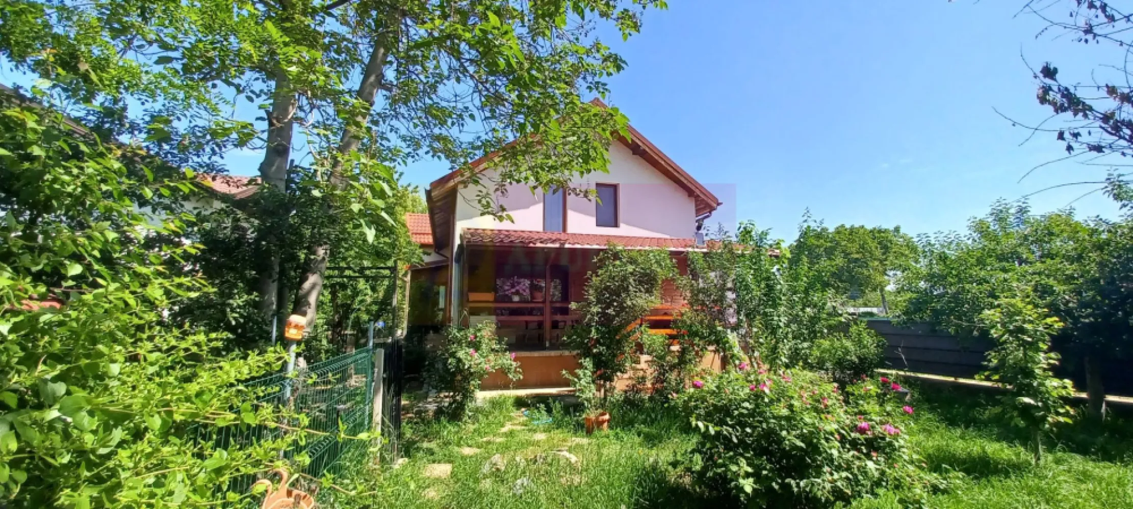 Joița, vilă 5 camere 187 mp utili + garaj, terasă, pivniță, curte 578 - Vila este amplasată în partea vestică a Bucureștiului, cu acces facil prin Militari si Dragomiresti sau pe autostrada A1 in Comuna Joița, în vecinătatea Perimetrului Ecologic Arcuda, pe o stradă asfaltată, ferită de traficul rutier intens. Imobilul a fost construit în 2014 si 2015, cu fundatie si structura de rezistență din beton armat si zidărie din cărămidă, cu încăperi mari si luminoase si este compartimentat astfel: la parter, living, bucătărie, 2 dormitoare, 2 bai, dresing, casa scării, hol, terasă, garaj și pivniță iar la etaj: 2 dormitoare, dresing, birou, baie, hol, spatiu tehnic, zonă fitnes balcon si terasă. Acum vila este încălzită cu o centrală (eficientă) pe peleți de 35 kw și calorifere. Dacă se dorește se poate instala o centrală pe gaze. Este izolată termic cu polistiren de 100 mm si vată minerală. Locuința este finisată complet: parchet, gresie, faință, obiecte sanitare, uși. Curtea este amenajată: trotuare, alei, pomi fructiferi, arbori si arbuști ornamentali, flori, gazon. Este intabulată in Cartea Funciară și ar putea fi disponibilă în 2 luni. Preț 174.000 EUR, neg Nu se plătește TVA sau comision