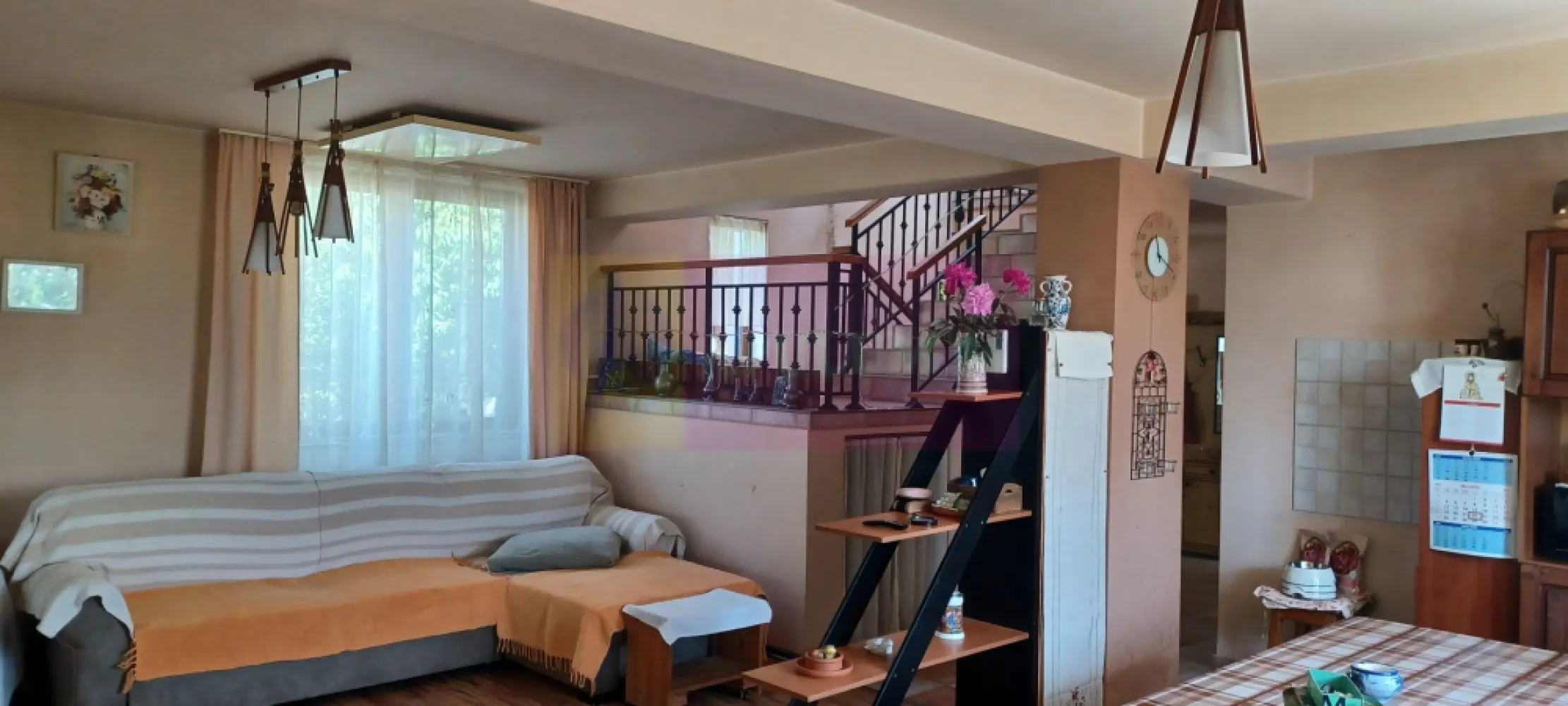 Joița, vilă 5 camere 187 mp utili + garaj, terasă, pivniță, curte 578 - Vila este amplasată în partea vestică a Bucureștiului, cu acces facil prin Militari si Dragomiresti sau pe autostrada A1 in Comuna Joița, în vecinătatea Perimetrului Ecologic Arcuda, pe o stradă asfaltată, ferită de traficul rutier intens. Imobilul a fost construit în 2014 si 2015, cu fundatie si structura de rezistență din beton armat si zidărie din cărămidă, cu încăperi mari si luminoase si este compartimentat astfel: la parter, living, bucătărie, 2 dormitoare, 2 bai, dresing, casa scării, hol, terasă, garaj și pivniță iar la etaj: 2 dormitoare, dresing, birou, baie, hol, spatiu tehnic, zonă fitnes balcon si terasă. Acum vila este încălzită cu o centrală (eficientă) pe peleți de 35 kw și calorifere. Dacă se dorește se poate instala o centrală pe gaze. Este izolată termic cu polistiren de 100 mm si vată minerală. Locuința este finisată complet: parchet, gresie, faință, obiecte sanitare, uși. Curtea este amenajată: trotuare, alei, pomi fructiferi, arbori si arbuști ornamentali, flori, gazon. Este intabulată in Cartea Funciară și ar putea fi disponibilă în 2 luni. Preț 174.000 EUR, neg Nu se plătește TVA sau comision