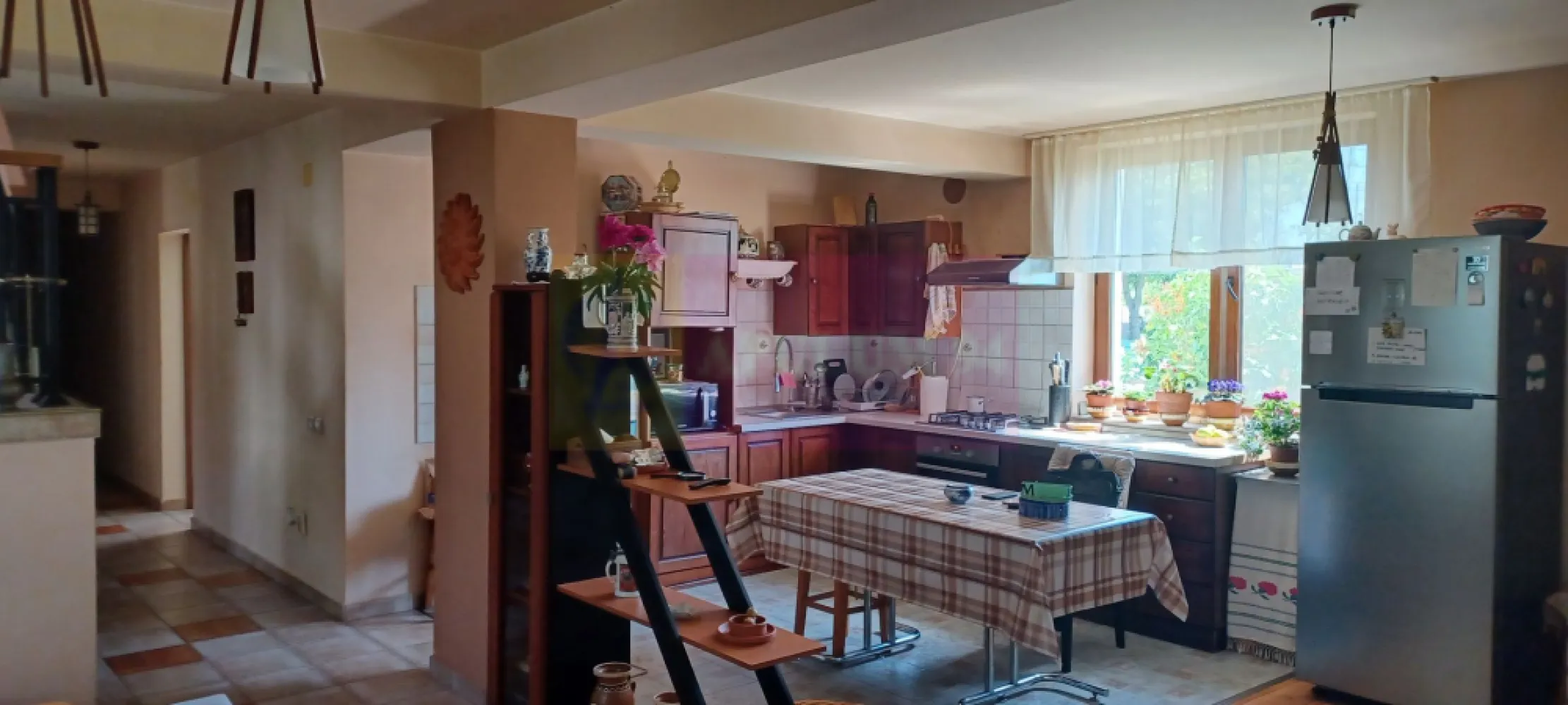 Joița, vilă 5 camere 187 mp utili + garaj, terasă, pivniță, curte 578 - Vila este amplasată în partea vestică a Bucureștiului, cu acces facil prin Militari si Dragomiresti sau pe autostrada A1 in Comuna Joița, în vecinătatea Perimetrului Ecologic Arcuda, pe o stradă asfaltată, ferită de traficul rutier intens. Imobilul a fost construit în 2014 si 2015, cu fundatie si structura de rezistență din beton armat si zidărie din cărămidă, cu încăperi mari si luminoase si este compartimentat astfel: la parter, living, bucătărie, 2 dormitoare, 2 bai, dresing, casa scării, hol, terasă, garaj și pivniță iar la etaj: 2 dormitoare, dresing, birou, baie, hol, spatiu tehnic, zonă fitnes balcon si terasă. Acum vila este încălzită cu o centrală (eficientă) pe peleți de 35 kw și calorifere. Dacă se dorește se poate instala o centrală pe gaze. Este izolată termic cu polistiren de 100 mm si vată minerală. Locuința este finisată complet: parchet, gresie, faință, obiecte sanitare, uși. Curtea este amenajată: trotuare, alei, pomi fructiferi, arbori si arbuști ornamentali, flori, gazon. Este intabulată in Cartea Funciară și ar putea fi disponibilă în 2 luni. Preț 174.000 EUR, neg Nu se plătește TVA sau comision