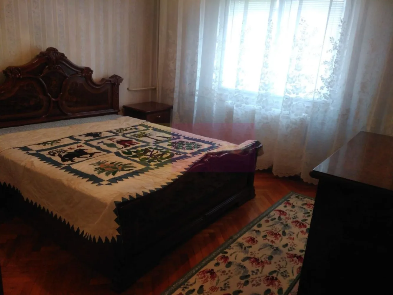 Vanzare apartament 3 camere zona Vitan Mall - Compania Imobiliara Apulum94 va ofera spre cumparare un apartament de 3 camere aflat in zona Mall-Vitan. Apartamentul este decomandat, are o suprafata totala de 75mp, 2 grupuri sanitare. trebuie amenajat complet. In proximitate se afla supermarket-ul Mall-Vitan, piata, gradinita, scoala, transport public
