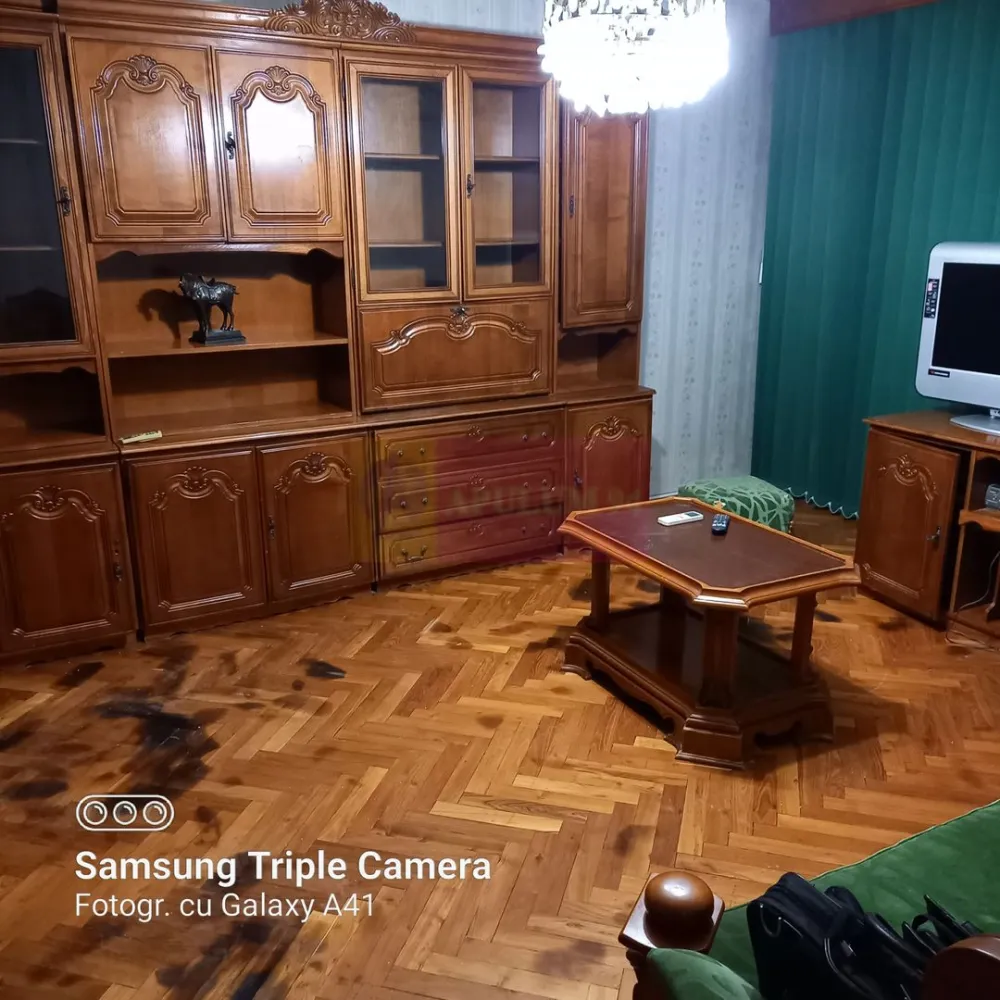 Vanzare apartament 3 camere zona Vitan Mall - Compania Imobiliara Apulum94 va ofera spre cumparare un apartament de 3 camere aflat in zona Mall-Vitan. Apartamentul este decomandat, are o suprafata totala de 75mp, 2 grupuri sanitare. trebuie amenajat complet. In proximitate se afla supermarket-ul Mall-Vitan, piata, gradinita, scoala, transport public