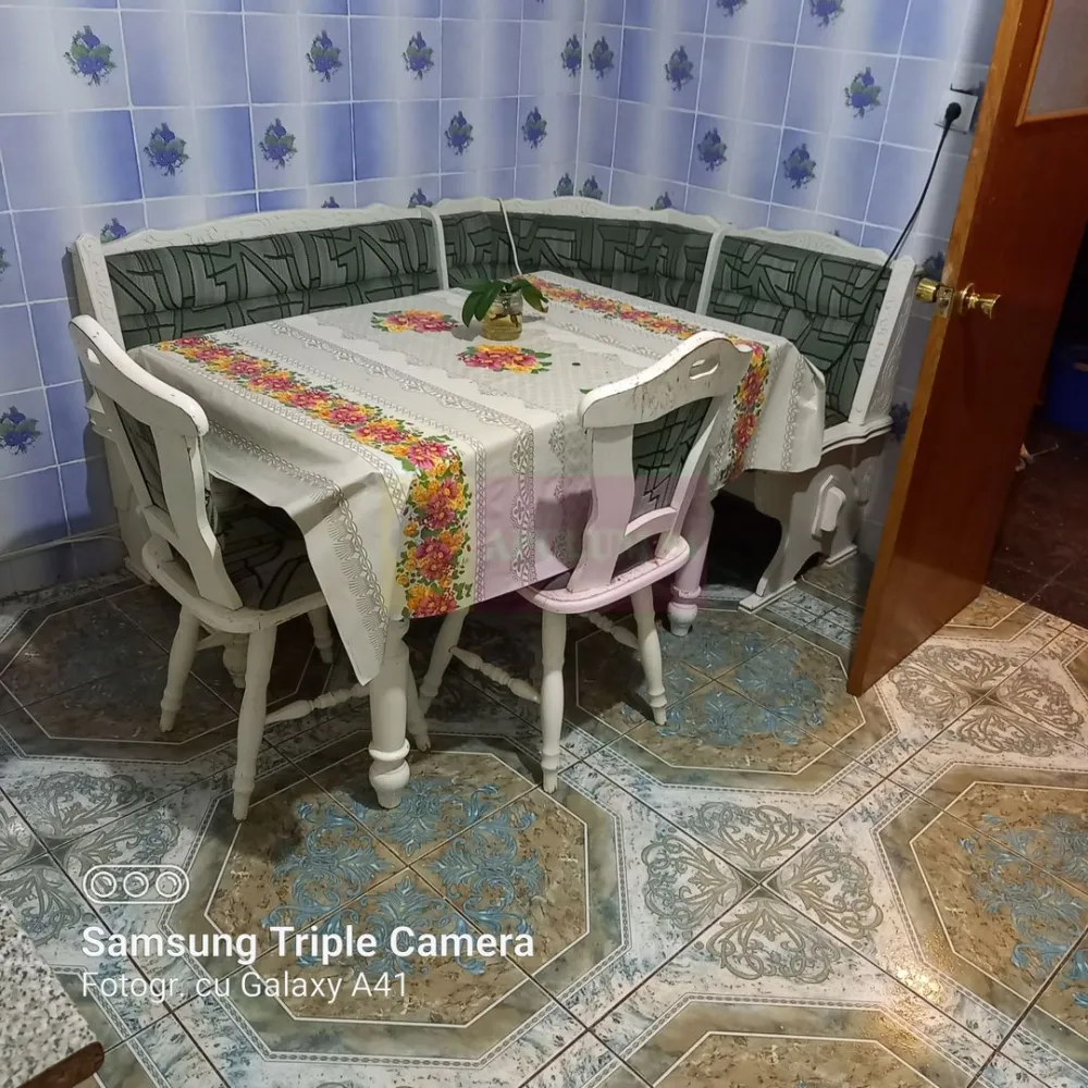 Vanzare apartament 3 camere zona Vitan Mall - Compania Imobiliara Apulum94 va ofera spre cumparare un apartament de 3 camere aflat in zona Mall-Vitan. Apartamentul este decomandat, are o suprafata totala de 75mp, 2 grupuri sanitare. trebuie amenajat complet. In proximitate se afla supermarket-ul Mall-Vitan, piata, gradinita, scoala, transport public