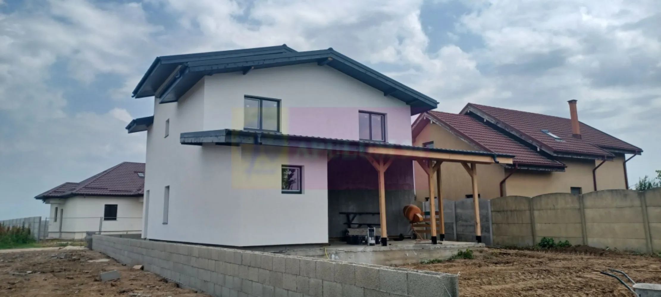Săbăreni, casă p+1E+m, 5 camere, 3 bai, terasă acoperită, CT - Vila se află în localitatea Săbăreni, la 11 km de Bucuresti, lângă Soseaua de Centură, Autostrada A0, cu acces si din Militari, prin Chiajna si Dragomirești sau prin Chitila si DN7. Locuința are structura de rezistență din beton armat si zidărie din cărămidă, este tencuită, peretii sunt gletuiti, finisați si zugraviti. Ferestrele sunt Salamander cu geamuri tripan, instalatie electrică, sanitară, termică, încălzire în pardoseală, centrală termică pe gaze în condensatie. Casa este izolată termic cu polistiren de 100 mm cu EPS 80 iar tencuiala decorativă este siliconată. Finisajele interioare (parchet, gresie, faianță, uși, obiecte sanitare în băi) pot fi alese de cumpărător, in limitele unui buget convenit de comun acord. Locuința este compartimentată astfel: parter - living, dining, bucătărie, dormitor (birou), baie, hol, casa scarii, terasă acoperită, cameră tehnică și pivniță hidroizoltă iar la etaj - 3 dormitoare, 2 băi, hol si balcon. In plus casa are o mansardă înaltă, luminoasă de aproximativ 50 mp. Curtea are 435 mp, va fi împrejmuită, cu trotuare in jurul casei, alee pietonală si auto. Termen de finalizare 2 luni. Se poate cumpăra cu credit bancar. Pret 186.000 EUR. Nu se plătește TVA sau comision.