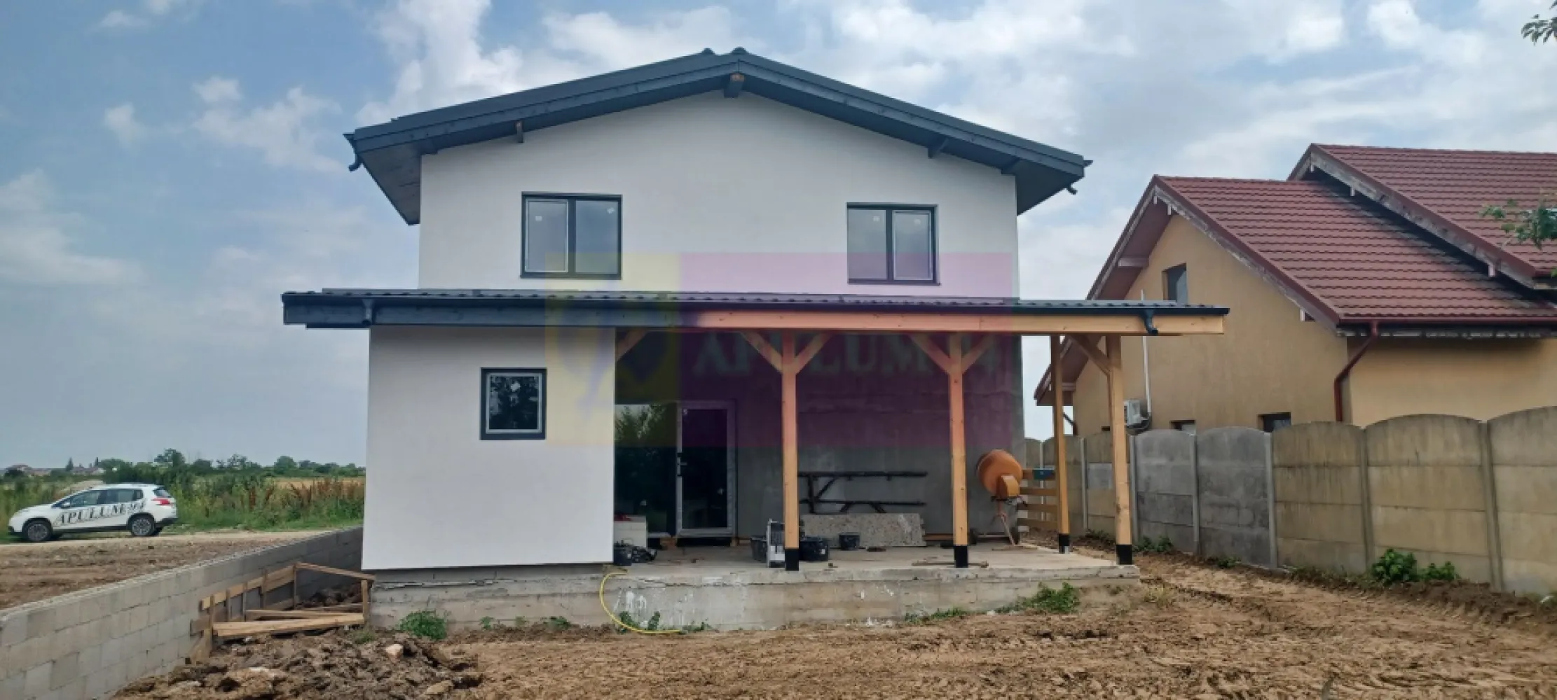 Săbăreni, casă p+1E+m, 5 camere, 3 bai, terasă acoperită, CT - Vila se află în localitatea Săbăreni, la 11 km de Bucuresti, lângă Soseaua de Centură, Autostrada A0, cu acces si din Militari, prin Chiajna si Dragomirești sau prin Chitila si DN7. Locuința are structura de rezistență din beton armat si zidărie din cărămidă, este tencuită, peretii sunt gletuiti, finisați si zugraviti. Ferestrele sunt Salamander cu geamuri tripan, instalatie electrică, sanitară, termică, încălzire în pardoseală, centrală termică pe gaze în condensatie. Casa este izolată termic cu polistiren de 100 mm cu EPS 80 iar tencuiala decorativă este siliconată. Finisajele interioare (parchet, gresie, faianță, uși, obiecte sanitare în băi) pot fi alese de cumpărător, in limitele unui buget convenit de comun acord. Locuința este compartimentată astfel: parter - living, dining, bucătărie, dormitor (birou), baie, hol, casa scarii, terasă acoperită, cameră tehnică și pivniță hidroizoltă iar la etaj - 3 dormitoare, 2 băi, hol si balcon. In plus casa are o mansardă înaltă, luminoasă de aproximativ 50 mp. Curtea are 435 mp, va fi împrejmuită, cu trotuare in jurul casei, alee pietonală si auto. Termen de finalizare 2 luni. Se poate cumpăra cu credit bancar. Pret 186.000 EUR. Nu se plătește TVA sau comision.
