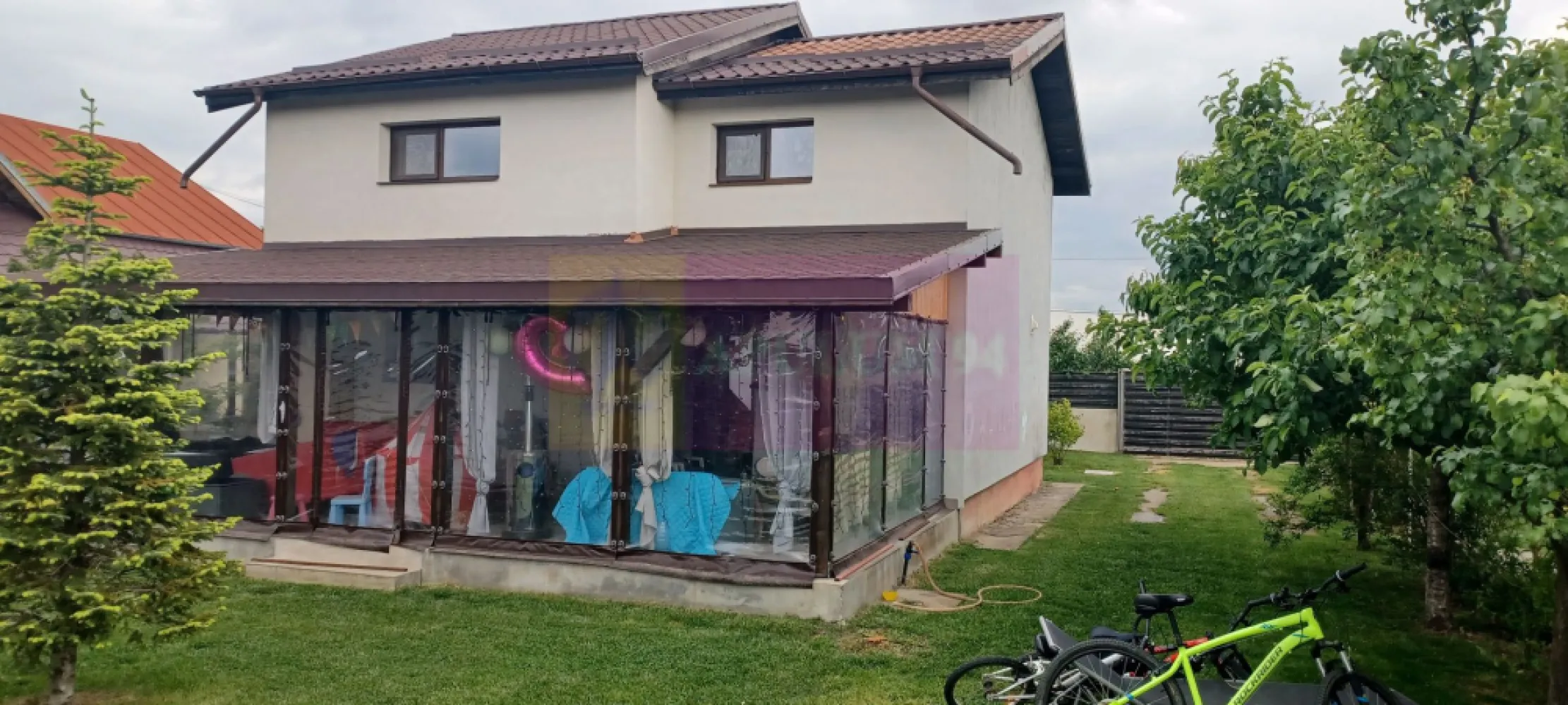 Săbăreni, casă 2011, P+M 4 camere + dependințe, curte 500 mp - Imobilul se află in Săbăreni, la aproximativ 12 Km de Centura de Vest a Bucurestiului, cu acces prin Militari si Dragomiresti sau prin Chitila, DN7 si Pădurea Râioasa. Constructia a fost finalizată în 2010, are 4 camere + dependințe si este compartimentată astfel: la parter, living, dining, bucătărie, baie, hol, terasă acoperită si casa scarii iar la etaj 3 dormitoare, baie, si hol. Casa are 165 mp suprafată construită desfașurată, din care 117 mp suprafață utilă + tersa 24 mp, pivniță și magazie. Structura de rezistență este din beton armat si zidărie din BCA, izolată termic cu polistiren de 15 cm, acoperită cu tablă ondulată tip Lindab, tâmplărie PVC cu geamuri termopan. Locuința are calorifere si centrală proprie pe gaze si este finisată complet: gresie, faianță, parchet, obiecte sanitare, usi interioare. Scara interioară este din beton armat iar treptele sunt placate cu lemn. Curtea este împrejmuită și amenajată, cu pomi fructiferi, arbori și arbuști ornamentali, flori, gazon. Pretul este 137.000 EUR. Nu se platește TVA sau comision