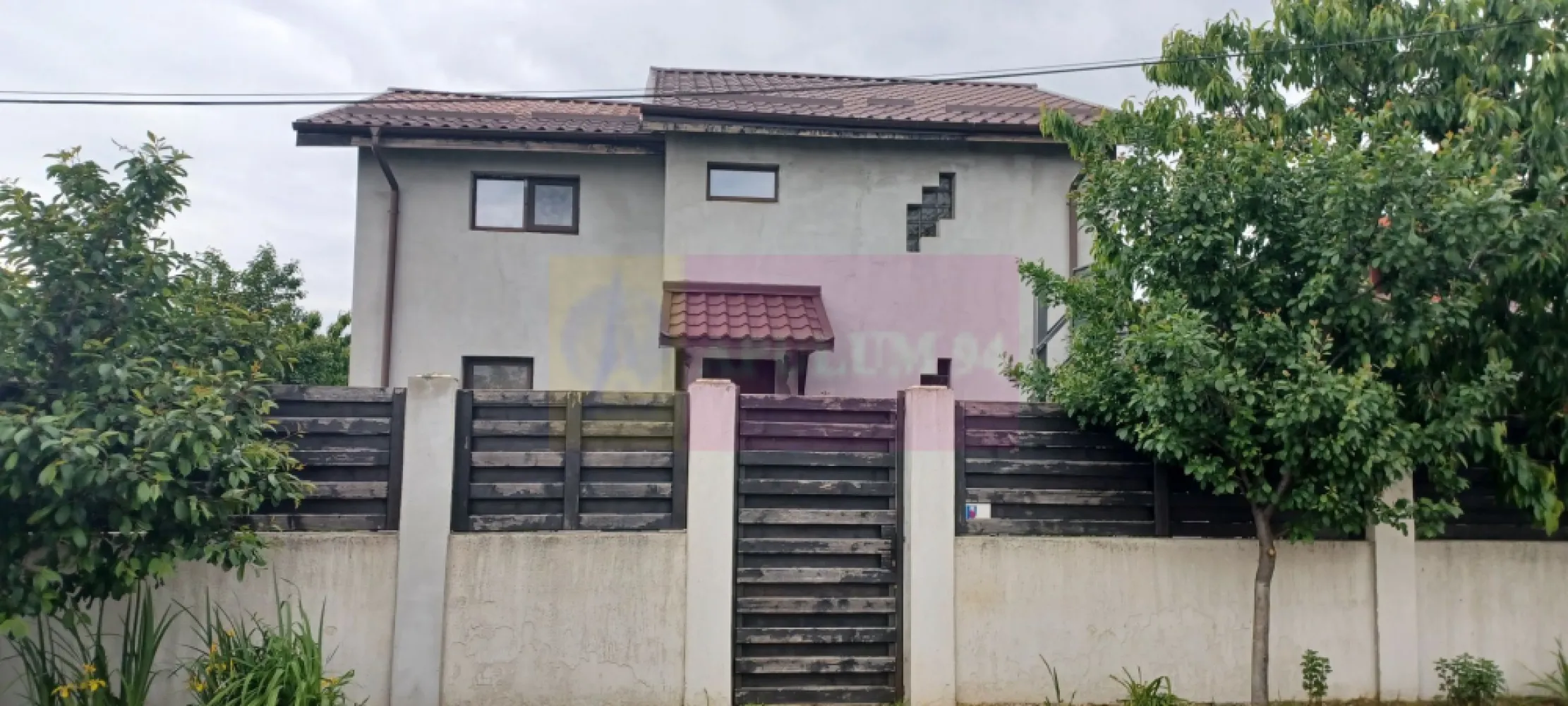 Săbăreni, casă 2011, P+M 4 camere + dependințe, curte 500 mp - Imobilul se află in Săbăreni, la aproximativ 12 Km de Centura de Vest a Bucurestiului, cu acces prin Militari si Dragomiresti sau prin Chitila, DN7 si Pădurea Râioasa. Constructia a fost finalizată în 2010, are 4 camere + dependințe si este compartimentată astfel: la parter, living, dining, bucătărie, baie, hol, terasă acoperită si casa scarii iar la etaj 3 dormitoare, baie, si hol. Casa are 165 mp suprafată construită desfașurată, din care 117 mp suprafață utilă + tersa 24 mp, pivniță și magazie. Structura de rezistență este din beton armat si zidărie din BCA, izolată termic cu polistiren de 15 cm, acoperită cu tablă ondulată tip Lindab, tâmplărie PVC cu geamuri termopan. Locuința are calorifere si centrală proprie pe gaze si este finisată complet: gresie, faianță, parchet, obiecte sanitare, usi interioare. Scara interioară este din beton armat iar treptele sunt placate cu lemn. Curtea este împrejmuită și amenajată, cu pomi fructiferi, arbori și arbuști ornamentali, flori, gazon. Pretul este 137.000 EUR. Nu se platește TVA sau comision