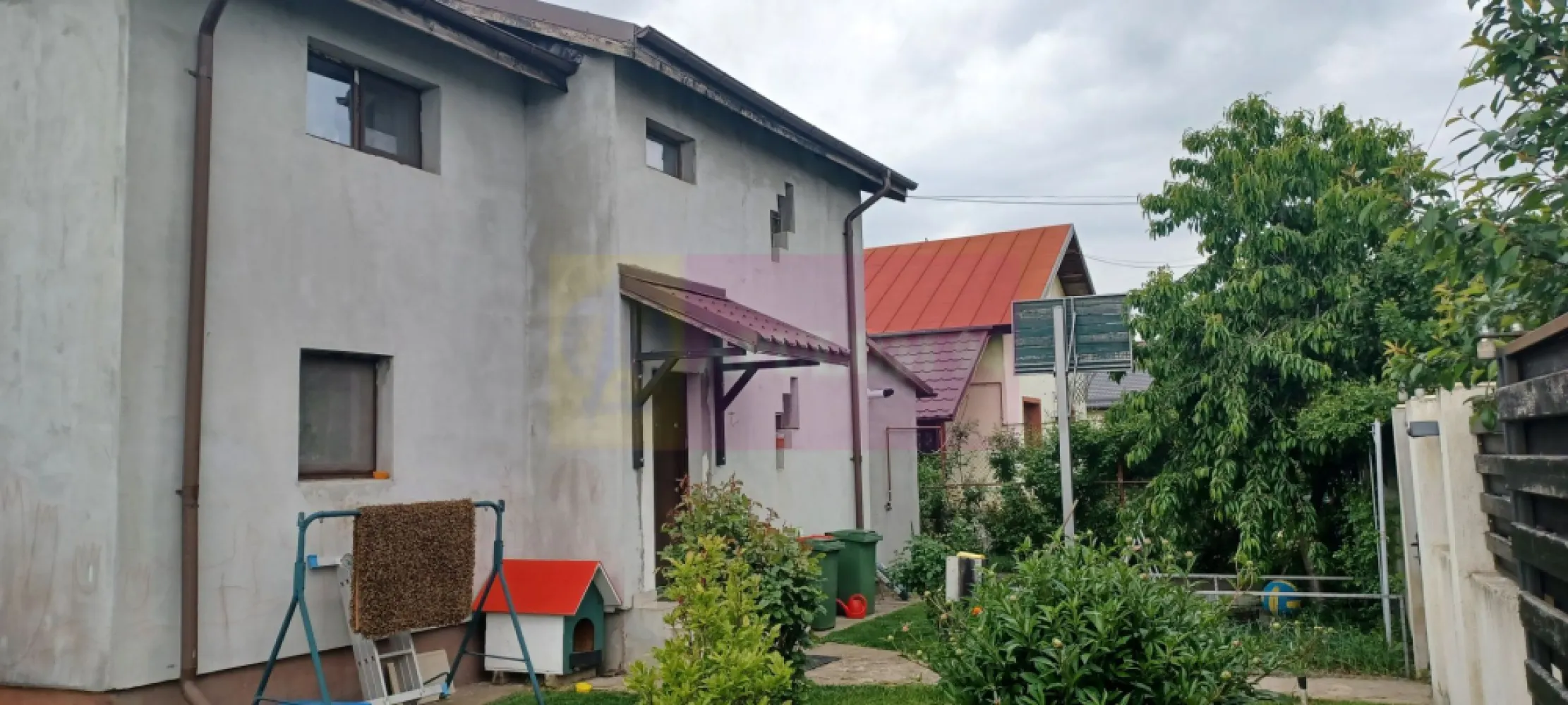 Săbăreni, casă 2011, P+M 4 camere + dependințe, curte 500 mp - Imobilul se află in Săbăreni, la aproximativ 12 Km de Centura de Vest a Bucurestiului, cu acces prin Militari si Dragomiresti sau prin Chitila, DN7 si Pădurea Râioasa. Constructia a fost finalizată în 2010, are 4 camere + dependințe si este compartimentată astfel: la parter, living, dining, bucătărie, baie, hol, terasă acoperită si casa scarii iar la etaj 3 dormitoare, baie, si hol. Casa are 165 mp suprafată construită desfașurată, din care 117 mp suprafață utilă + tersa 24 mp, pivniță și magazie. Structura de rezistență este din beton armat si zidărie din BCA, izolată termic cu polistiren de 15 cm, acoperită cu tablă ondulată tip Lindab, tâmplărie PVC cu geamuri termopan. Locuința are calorifere si centrală proprie pe gaze si este finisată complet: gresie, faianță, parchet, obiecte sanitare, usi interioare. Scara interioară este din beton armat iar treptele sunt placate cu lemn. Curtea este împrejmuită și amenajată, cu pomi fructiferi, arbori și arbuști ornamentali, flori, gazon. Pretul este 137.000 EUR. Nu se platește TVA sau comision