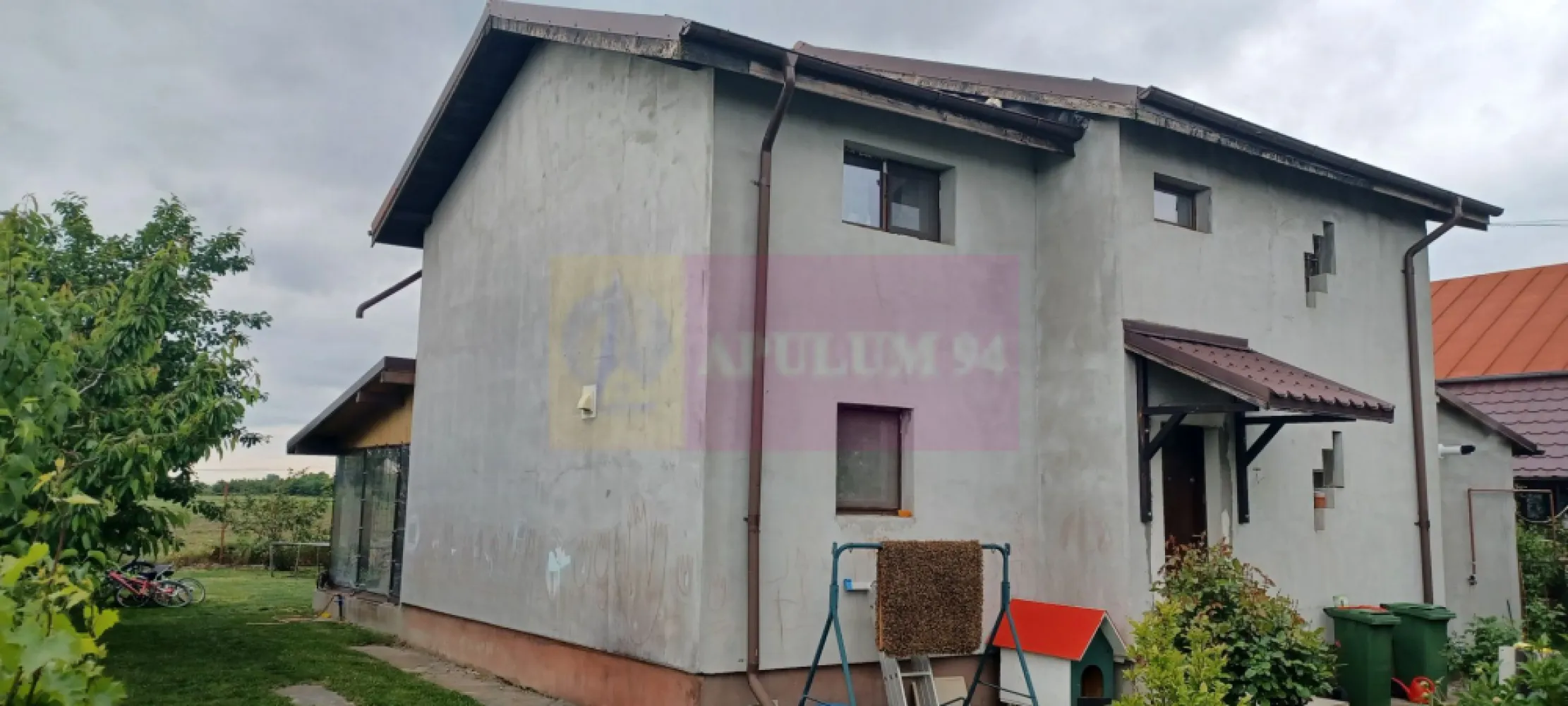 Săbăreni, casă 2011, P+M 4 camere + dependințe, curte 500 mp - Imobilul se află in Săbăreni, la aproximativ 12 Km de Centura de Vest a Bucurestiului, cu acces prin Militari si Dragomiresti sau prin Chitila, DN7 si Pădurea Râioasa. Constructia a fost finalizată în 2010, are 4 camere + dependințe si este compartimentată astfel: la parter, living, dining, bucătărie, baie, hol, terasă acoperită si casa scarii iar la etaj 3 dormitoare, baie, si hol. Casa are 165 mp suprafată construită desfașurată, din care 117 mp suprafață utilă + tersa 24 mp, pivniță și magazie. Structura de rezistență este din beton armat si zidărie din BCA, izolată termic cu polistiren de 15 cm, acoperită cu tablă ondulată tip Lindab, tâmplărie PVC cu geamuri termopan. Locuința are calorifere si centrală proprie pe gaze si este finisată complet: gresie, faianță, parchet, obiecte sanitare, usi interioare. Scara interioară este din beton armat iar treptele sunt placate cu lemn. Curtea este împrejmuită și amenajată, cu pomi fructiferi, arbori și arbuști ornamentali, flori, gazon. Pretul este 137.000 EUR. Nu se platește TVA sau comision