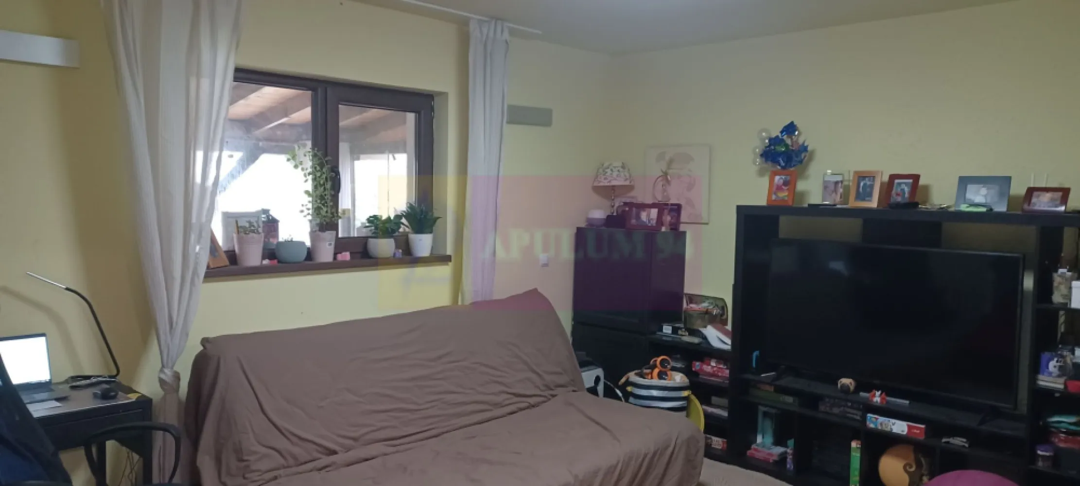 Săbăreni, casă 2011, P+M 4 camere + dependințe, curte 500 mp - Imobilul se află in Săbăreni, la aproximativ 12 Km de Centura de Vest a Bucurestiului, cu acces prin Militari si Dragomiresti sau prin Chitila, DN7 si Pădurea Râioasa. Constructia a fost finalizată în 2010, are 4 camere + dependințe si este compartimentată astfel: la parter, living, dining, bucătărie, baie, hol, terasă acoperită si casa scarii iar la etaj 3 dormitoare, baie, si hol. Casa are 165 mp suprafată construită desfașurată, din care 117 mp suprafață utilă + tersa 24 mp, pivniță și magazie. Structura de rezistență este din beton armat si zidărie din BCA, izolată termic cu polistiren de 15 cm, acoperită cu tablă ondulată tip Lindab, tâmplărie PVC cu geamuri termopan. Locuința are calorifere si centrală proprie pe gaze si este finisată complet: gresie, faianță, parchet, obiecte sanitare, usi interioare. Scara interioară este din beton armat iar treptele sunt placate cu lemn. Curtea este împrejmuită și amenajată, cu pomi fructiferi, arbori și arbuști ornamentali, flori, gazon. Pretul este 137.000 EUR. Nu se platește TVA sau comision