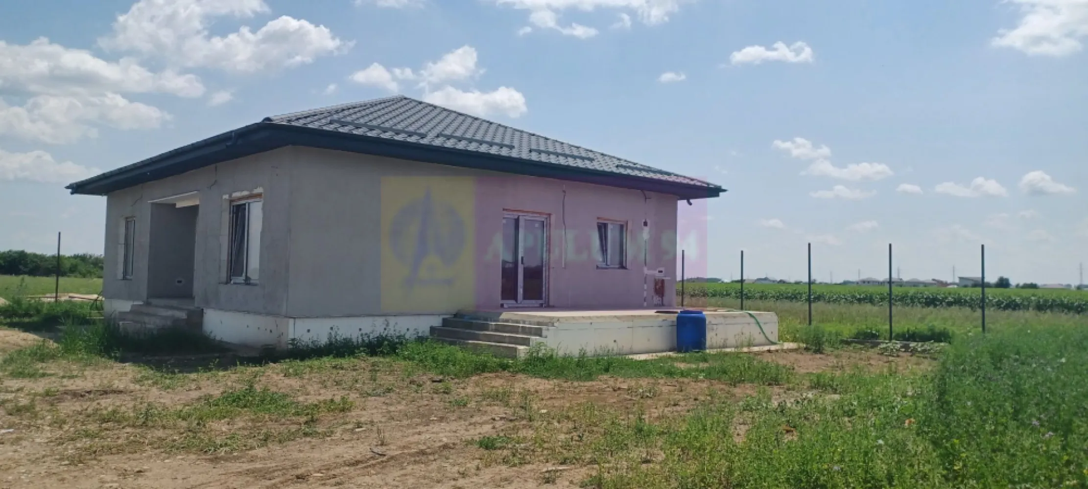 Casă nouă parter, 4 camere, curte 400mp, Săbăreni - Locuința este amplasată la intrarea în Săbăreni, dinspre Pădurea Râioasa, într-o zonă rezidentială nouă, la aproximativ 200 m de Strada Principală, ferită de traficul rutier. Casa are 4 camere, bucătărie, 2 băi, hol, terasă si pivniță. Construcția este din caramidă, cu structura de rezistență din beton armat, cu placă turnată peste parter si pod înalt. Camerele au 2,65 m înălțime, sunt mari, luminoase. Casa este izolată cu polistiren de 15 cm grosime cu EPS 120 si tencuială decorativă siliconată. Peretii interiori sunt tencuiți, gletuiți, finisați si zugăviți alb. Instalatie electrică, sanitară, termică, încălzire în pardoseală, centrală proprie pe gaze. Unele finisaje interioare (gresie, faianță, parchet, uși, obiecte sanitare) pot fi alese de cumpărător, în limitele unui buget convenit de comun acord. Curtea are 400 mp si se va preda împrejmuită, cu alee auto, pietonală, cu trotuare in jurul casei. Imobilul va fi disponibil în 3 luni, intabulat si racordat la utilităti. Se poate cumpăra cu credit bancar. Pret la cheie: 140.000 EUR. Nu se plătește TVA sau comision.