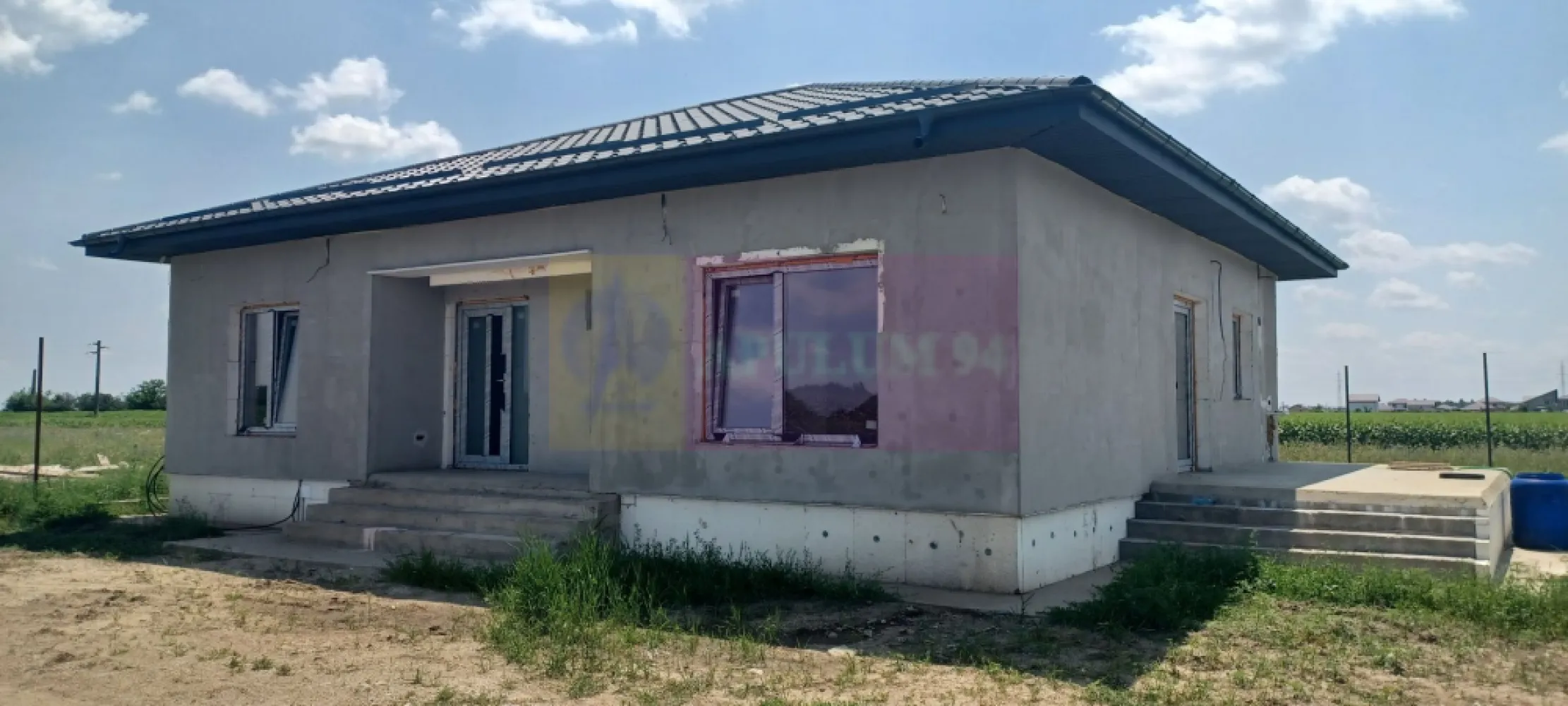 Casă nouă parter, 4 camere, curte 400mp, Săbăreni - Locuința este amplasată la intrarea în Săbăreni, dinspre Pădurea Râioasa, într-o zonă rezidentială nouă, la aproximativ 200 m de Strada Principală, ferită de traficul rutier. Casa are 4 camere, bucătărie, 2 băi, hol, terasă si pivniță. Construcția este din caramidă, cu structura de rezistență din beton armat, cu placă turnată peste parter si pod înalt. Camerele au 2,65 m înălțime, sunt mari, luminoase. Casa este izolată cu polistiren de 15 cm grosime cu EPS 120 si tencuială decorativă siliconată. Peretii interiori sunt tencuiți, gletuiți, finisați si zugăviți alb. Instalatie electrică, sanitară, termică, încălzire în pardoseală, centrală proprie pe gaze. Unele finisaje interioare (gresie, faianță, parchet, uși, obiecte sanitare) pot fi alese de cumpărător, în limitele unui buget convenit de comun acord. Curtea are 400 mp si se va preda împrejmuită, cu alee auto, pietonală, cu trotuare in jurul casei. Imobilul va fi disponibil în 3 luni, intabulat si racordat la utilităti. Se poate cumpăra cu credit bancar. Pret la cheie: 140.000 EUR. Nu se plătește TVA sau comision.