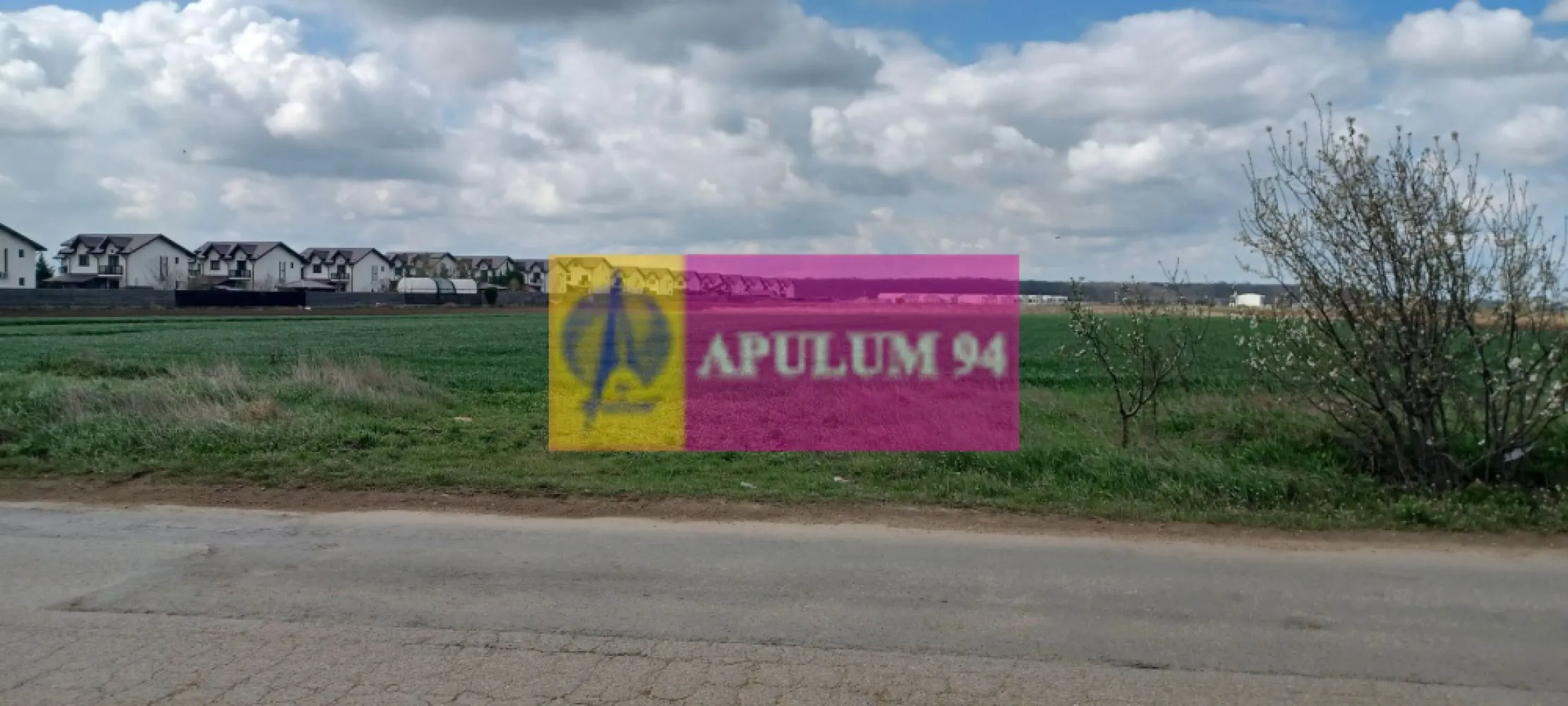 Săbăreni, teren intravilan 1000 mp, cu utilitati în apropiere - Terenul se află la intrarea în Săbăreni, intr-o zonă rezidentială nouă, in plină dezvoltare, amplasat la 90 m de Strada Principală, unde avem reteaua de curent electric si cea de gaze naturale