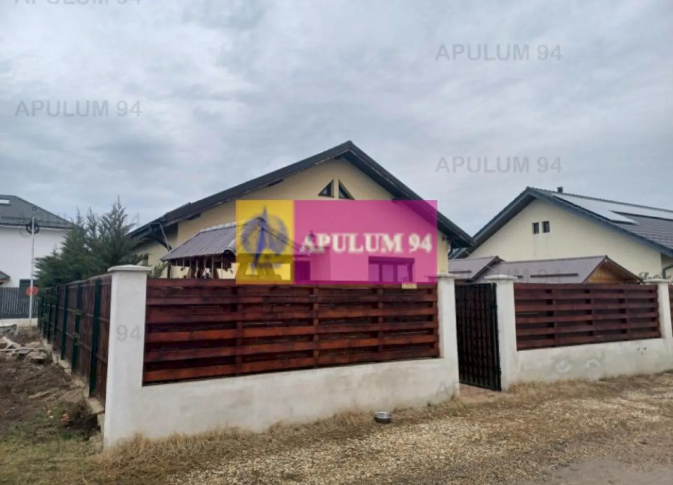 Casă 2020, parter+pod, garaj, magazie, curte 420 mp, Săbăreni - La 11 km de Bucuresti, prin Chitila si DN7, în Săbăreni, într-o zonă rezidentială nouă, ferită de traficul rutier. Localitatea este mărginită la nord si la est de 2 păduri. Casa este alcătuită din living, bucătărie, dormitor, baie, cameră tehnica, spatiu de depozitare, hol, terasă închisă si acoperită. Are structura de rezistență din beton armat si zidărie portantă, cu placă de beton peste parter. Podul este înalt, luminos, izolat iar casa este acoperită cu tiglă metalică Wetterbest de 0,5. Este izolată cu termosistem de 100 mm si tencuială decorativă siliconată. Este finisată complet: parchet, gresie, faianță, termopan, rulouri, aer conditionat, obiecte sanitare, usi interioare din lemn, iar cea principală din metal. Are centrală termică pe gaze în condensatie și calorifere. In plus imobilul beneficiază de garaj si de magazie. Curtea are 420 mp, este împrejmuită și amenajată: alei, arbusti ornamentali, flori, gazon. Pret 120.000 EUR. Comision 0.