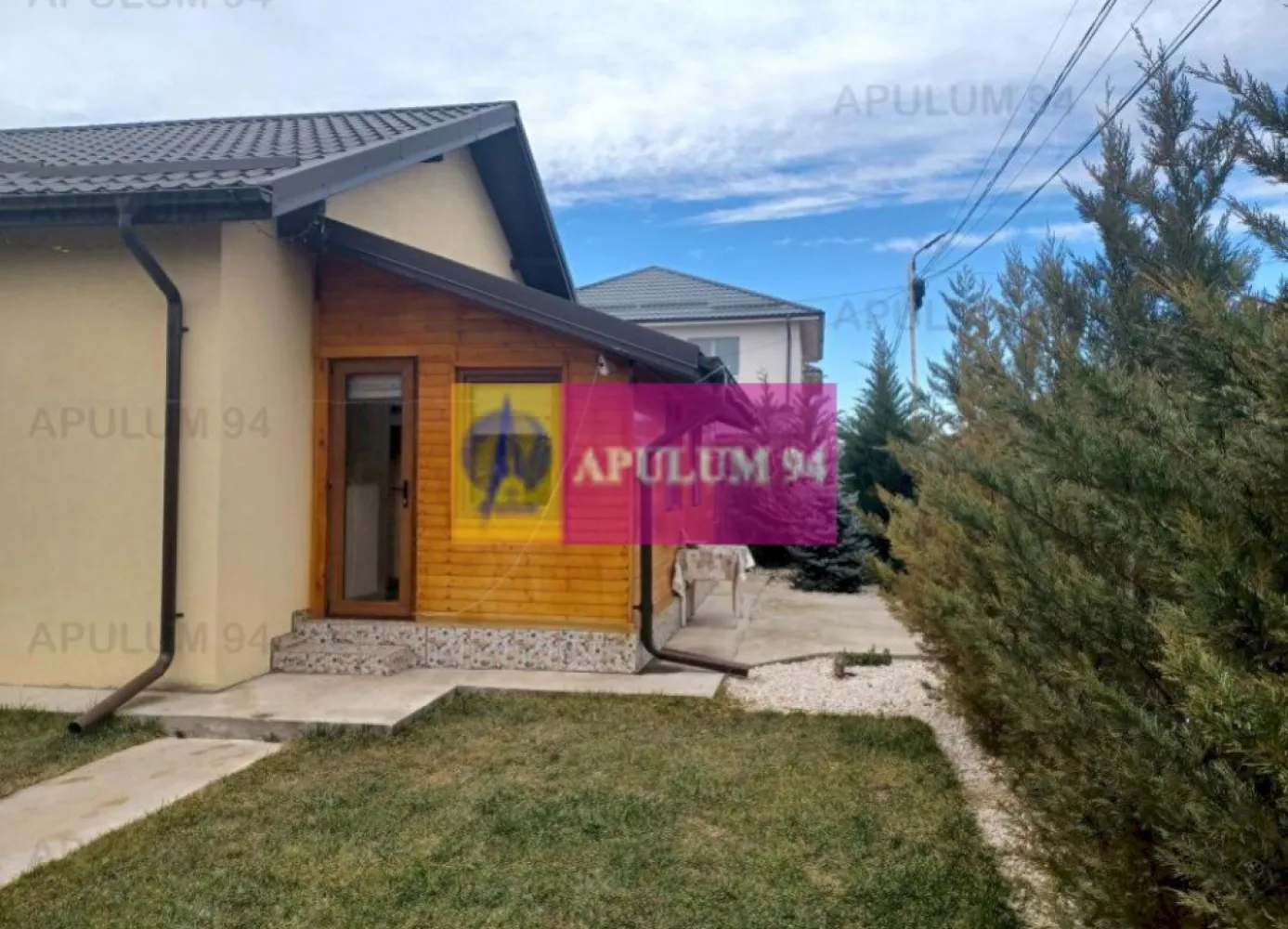 Casă 2020, parter+pod, garaj, magazie, curte 420 mp, Săbăreni - La 11 km de Bucuresti, prin Chitila si DN7, în Săbăreni, într-o zonă rezidentială nouă, ferită de traficul rutier. Localitatea este mărginită la nord si la est de 2 păduri. Casa este alcătuită din living, bucătărie, dormitor, baie, cameră tehnica, spatiu de depozitare, hol, terasă închisă si acoperită. Are structura de rezistență din beton armat si zidărie portantă, cu placă de beton peste parter. Podul este înalt, luminos, izolat iar casa este acoperită cu tiglă metalică Wetterbest de 0,5. Este izolată cu termosistem de 100 mm si tencuială decorativă siliconată. Este finisată complet: parchet, gresie, faianță, termopan, rulouri, aer conditionat, obiecte sanitare, usi interioare din lemn, iar cea principală din metal. Are centrală termică pe gaze în condensatie și calorifere. In plus imobilul beneficiază de garaj si de magazie. Curtea are 420 mp, este împrejmuită și amenajată: alei, arbusti ornamentali, flori, gazon. Pret 120.000 EUR. Comision 0.