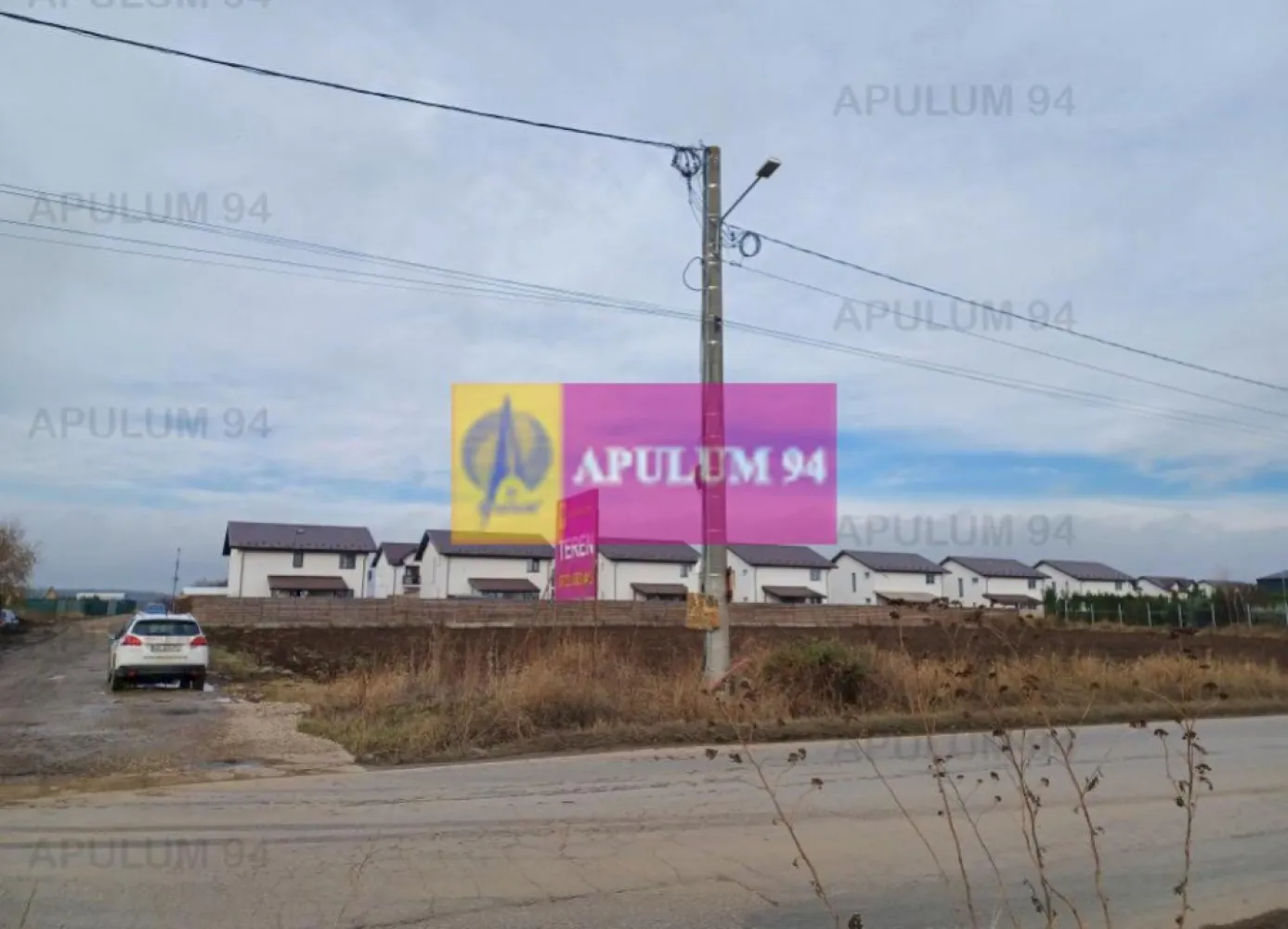 Teren 3.500 mp intravilan construibil pe DJ 602, în Săbăreni - La 10 km de Șoseaua de Centură, prin Chitila si DN7, prin Pădurea Râioasa, la intrare în Săbăreni, pe DJ 602. Terenul este intravilan curți-construcții are suprafata de 3.500 mp, front stradal de 70 m, cu destinatie comercială si/sau rezidentială. Reteaua de curent electric si cea de gaze naturale, sunt lângă teren.