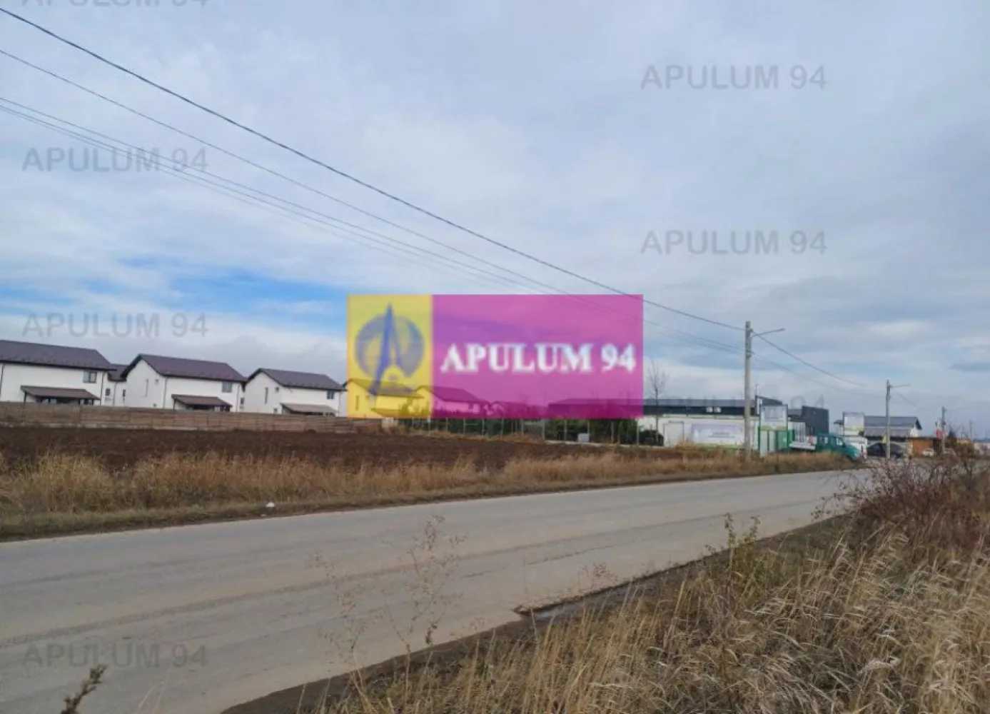 Teren 3.500 mp intravilan construibil pe DJ 602, în Săbăreni - La 10 km de Șoseaua de Centură, prin Chitila si DN7, prin Pădurea Râioasa, la intrare în Săbăreni, pe DJ 602. Terenul este intravilan curți-construcții are suprafata de 3.500 mp, front stradal de 70 m, cu destinatie comercială si/sau rezidentială. Reteaua de curent electric si cea de gaze naturale, sunt lângă teren.