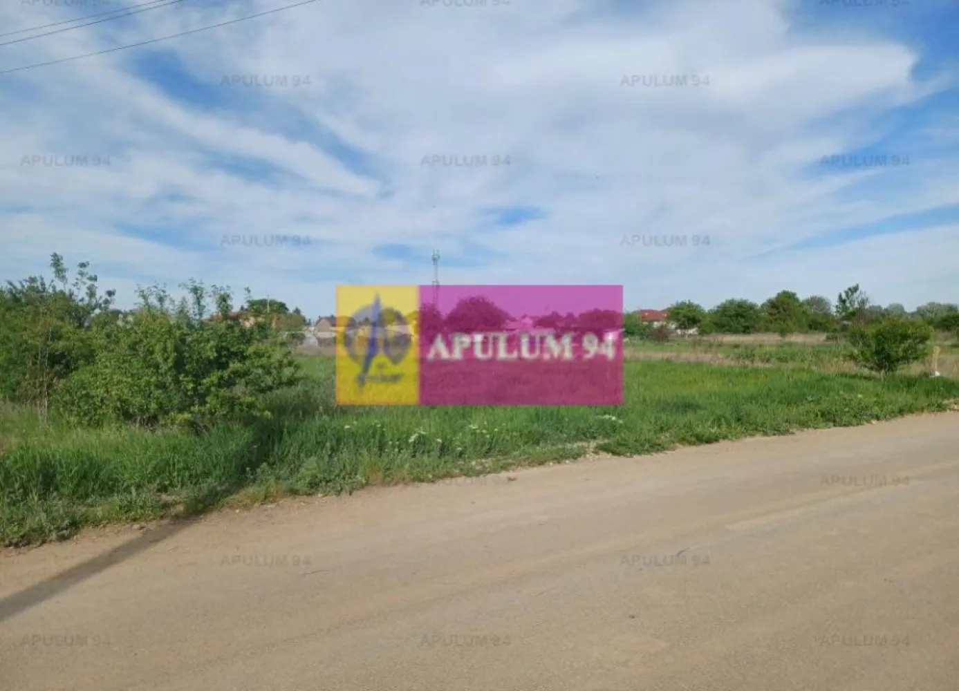Teren 1400 mp, intravilan construibil, în Joița - Teren intravilan construibil în comuna Joița, la 11 km de Soseaua de Centură si 4-5 km de Autostrada Bucuresti - Pitesti. Suprafata terenului este de 1400 mp si are o deschidere de 15 m, la un drum, asfaltat, puțin circulat: strada Câmpiei. Reteaua de curent electric este lângă teren iar cea de gaze în apropiere. Preț 42.000 EUR. Comision 0.