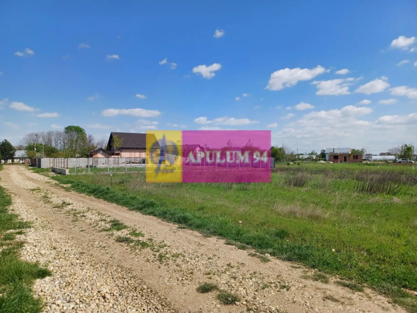 Loc de casă 520 mp, în Săbăreni, lângă București - La 12 Km de Șoseaua de Centură, în Comuna Săbăreni, la aproximativ 800 m de Pădurea Cereanca. Terenul este intravilan cu destinatie rezidentială, locuințe individuale, cu regim de înăltime parter sau P+1. Terenul are suprafata de 520 mp si frontul stradal de 18 m. Rețeaua de curent si cea de gaze sunt in zonă, la aproximativ 150 m distanță de teren.