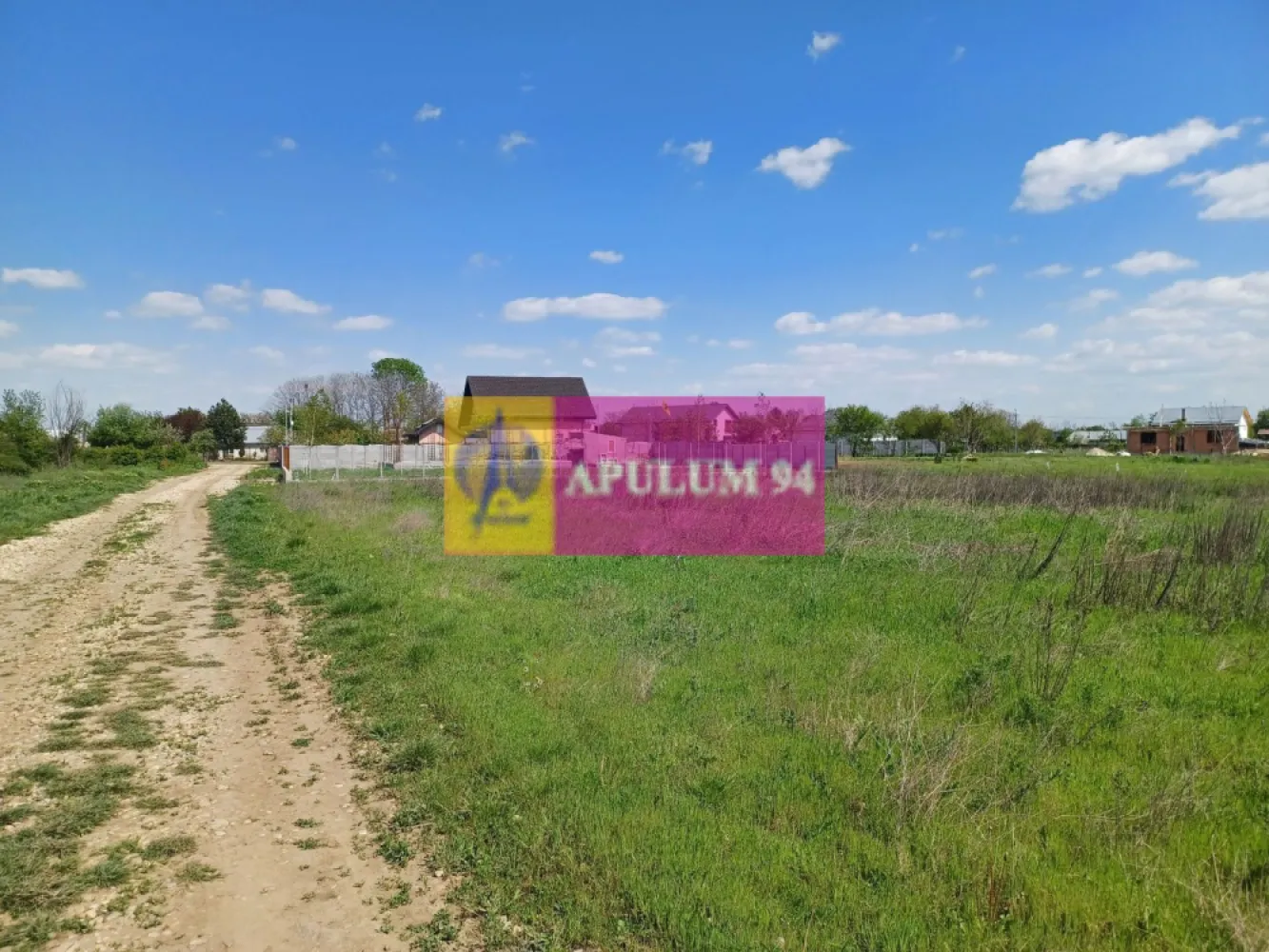 Loc de casă 520 mp, în Săbăreni, lângă București - La 12 Km de Șoseaua de Centură, în Comuna Săbăreni, la aproximativ 800 m de Pădurea Cereanca. Terenul este intravilan cu destinatie rezidentială, locuințe individuale, cu regim de înăltime parter sau P+1. Terenul are suprafata de 520 mp si frontul stradal de 18 m. Rețeaua de curent si cea de gaze sunt in zonă, la aproximativ 150 m distanță de teren.