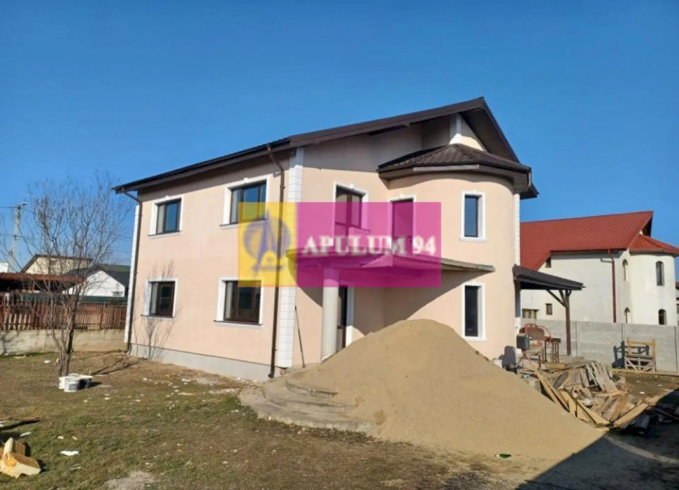 Săbăreni, vilă 5 camere, cu 217 mp utili, în apropierea pădurii - Imobilul, cu regim de înălțime P+1E+pod, are structura de rezistență din beton armat si zidăria din cărămidă si este alcătuit din Living 36 mp, bucătărie 11 mp, 4 dormitoare: de 26 mp, de 18, de 17 si de 14 mp, 3 băi (două de 9 mp si una de 5,65 mp), dresinguri, holuri, casa scării, cameră tehnică, garaj 25 mp, terasă 38 mp si balcon. Camere mari, luminoase, ferestre Salamander cu geamuri tripan. Toti peretii exteriori sunt izolati cu polistiren de 15 cm, cu EPS 80. Casa este acoperită cu țiglă metalică mată de 0,5 grosime, cu parazăpezi. Finisajele interioare vor fi de calitate si pot fi alese de cumpărator, într-un buget convenit de comun acord. Incălzire în pardoseală în toată casa, cu centrală termică pe gaze în condensatie. Termen de finalizare 2 luni. Preț, la cheie 220.000 EUR. Nu se plătește comision sau TVA