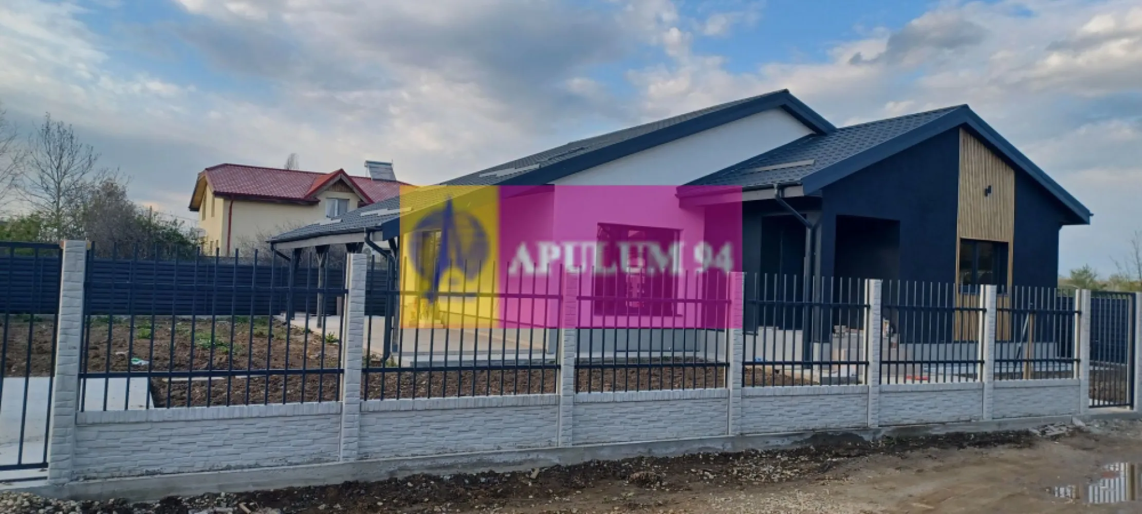 Gulia, casă 4 camere parter, 107 mp utili, curte 500, între 2 păduri - În partea de NV a Bucurestilului, prin Chitila si DN7, în localitatea Gulia, între Pădurea Râioasa, si Pădurea Cereanca, într-o zonă rezidențială nouă. Casă tip parter din caramidă portantă cu structură din beton armat, alcătuită din Living de 35 mp, bucătărie 13 mp, 3 dormitoare de 16 mp, 14 mp si 11 mp, 2 bai de 6,5 si 4,5 mp, hol, cameră tehnică 6 mp si terasă acoperită de 24 mp. Casa este izolată cu polistiren si vată minerală, are ferestre Salamander cu geamuri tripan, este acoperită cu tiglă metalică mată de 0,5 mm. Instalatie electrică, sanitară, termică, încălzire în pardoseală, centrală pe gaze în condensație. Gresia, faianța, parchetul, obiectele sanitare si usile interioare, pot fi alese de cumpărător. Următoarea casa va fi disponibilă în luna Mai 2026. Preț 145.000 EUR, cu TVA inclus. Nu se plătește comision.