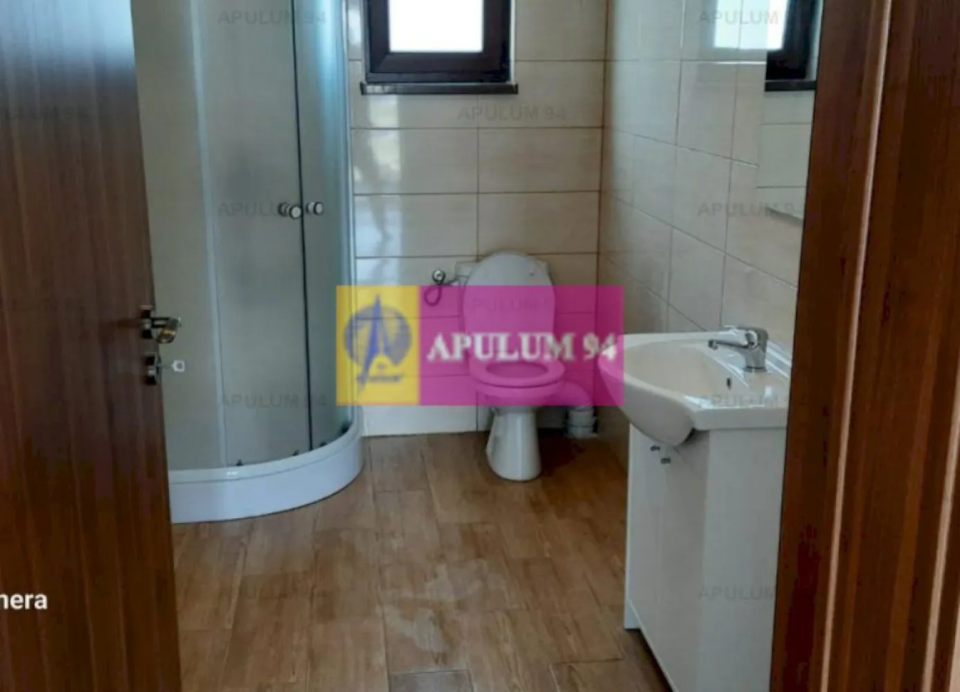 Casă nouă parter 136 mp, curte 500 mp, Săbăreni - Prin Chitila, DN7 Bucuresti-Târgovişte, Pădurea Râioasa, sau prin Militari, Chiajna, Dragomiresti, în localitatea Săbăreni, într-o zonă rezidentială nouă, casa 3 camere, bucatarie, 2 băi, hol, terasă 18 mp si pivnită 12 mp. Structura: fundatie, stâlpi, grinzi si placă din beton armat, zidărie din cărămidă de 24 cm, termoizolatie de 15 cm cu EPS 80, vopsea decorativă siliconată. Podul este înalt, luminat (Velux), izolat termic iar accesul se face cu o scară modulară metalică, din hol. Casa va fi acoperită cu tiglă metalică mată de 0,5 mm; ferestre Salamander 5 camere, cu geamuri tripan, inclusiv cu glafuri interior si exterior. Instalatie electrică din cupru, centrală termică pe gaze în condensatie, calorifere inox (optional încălzire în pardoseală) instalatii si obiecte sanitare Romstal. Se vinde racordată la utilitati si complet finisată, inclusiv gresie, faiantă, parchet, usi, obiecte sanitare..., la cheie. Curte 500 mp, împrejmuită si amenajată, trotuare, alei de acces. Casa va disponibilă în luna Octombrie 2026. Pret 139.000 EUR, comision 0.