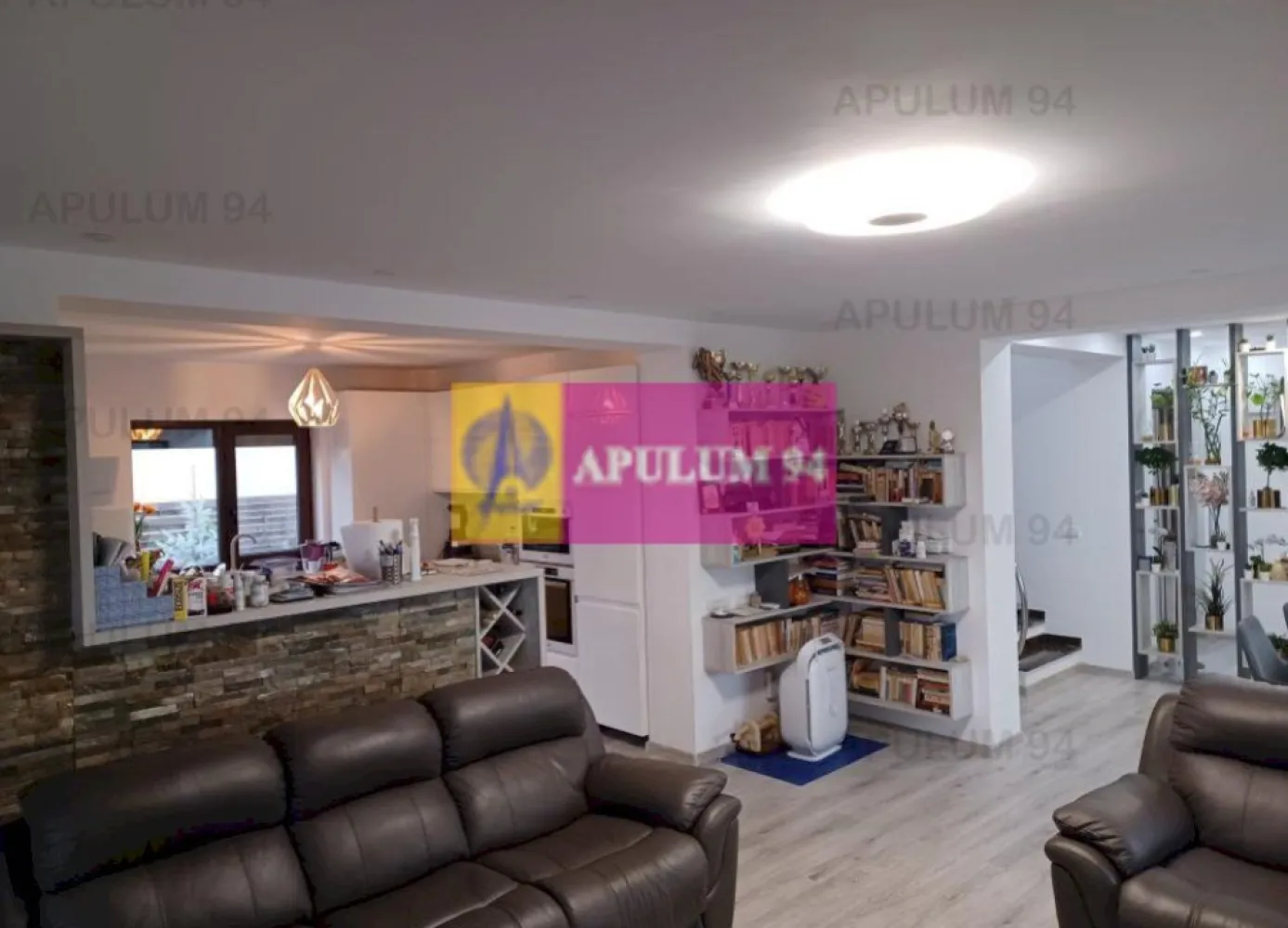 Săbăreni, vilă S+P+1, curte 568 mp, aproape de pădure - Structura beton armat si zidărie caramidă Soceram 
- Polistiren Austrotherm grafitat densitate EPS 80 de 15 cm grosime, toti peretii exteriori
- Vata bazaltica sub tavanul de la etaj cu OSB si polistiren.
- Vata minerala cu folie de aluminiu in pod
- Tabla cu grosime de 0.55 mm
- Centrala termică pe gaze în condensație Vaillant de 32 kw si calorifere din Aluminiu 
- Incalzire în pardoseala în cele 2 băi, terasa intrare si terasa din spate.
- După tencuială, s-a montat plasă din fibra de sticlă pe toti peretii interiori (să nu crape tencuiala) și apoi, s-a gletuit
- Piatra naturală Ardezie, pe fațade 
- Tencuială decorativă siliconată Kober Profesional
- Tâmplărie Salamander cu geamuri tripan, reflexiv si rulouri exterioare
- Glafuri ferestre, exterior si interior
- Prize modulare Gewis, inclusiv în băi, pe balcon, terasă si aer conditionat 
- Finisaje si materiale de calitate, parchet, gresie, faianță, obiecte sanitare
- Pivniță de 22 mp, betonată, hidroizolată, luminată
- 2 puturi forate la a 2-a pânză freatică, pompe sumersibile, dedurizator, filtre
- Terasă 34 mp, acoperită si ,,închisă” cu folie transparentă cu butoni si fermoar pentru protecție împotriva vântului, a ploi sau a zăpezii
- Sistem colectare si drenare a apei pluviale