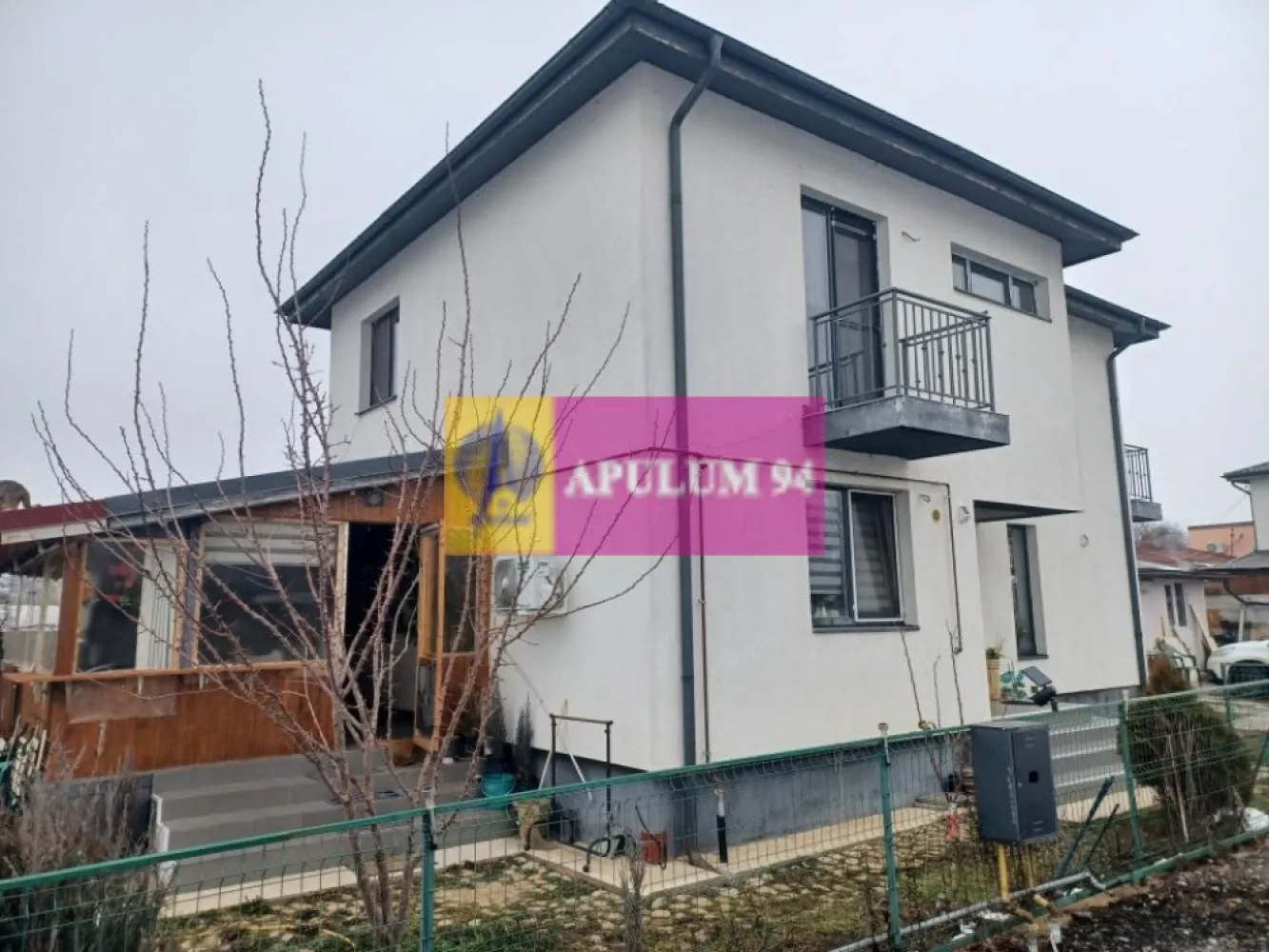 Joița, casă P+1E+pod, 124 mp utili + terasă, balcoane, magazie - Imobilul este amplasat in comuna Joița, într-o zonă semicentrală, la aproximativ 100 m de str Principală, ferită de zgomotul si poluarea traficului rutier. Casa este compartimentată astfel: la parter - living, hol, baie, bucatarie, cameră tehnică, casa scării si terasă acoperită. La etaj: 3 dormitoare, dresing, baie, hol, si 2 balcoane. Constructia are structura de rezistență din beton armat si zidărie din caramidă. A fost construită în 2019-2020. Este izolată termic cu polistiren de 100 mm si vată minerală si este acoperită cu tiglă metalică. Încălzirea locuinței se face cu o centrală termică pe gaze si calorifere. E finisată complet: parchet, gresie, faianță, termopan, obiecte sanitare. Se poate vinde semimobilată. Pret 165.000 EUR. Nu se plătește TVA sau Comision.