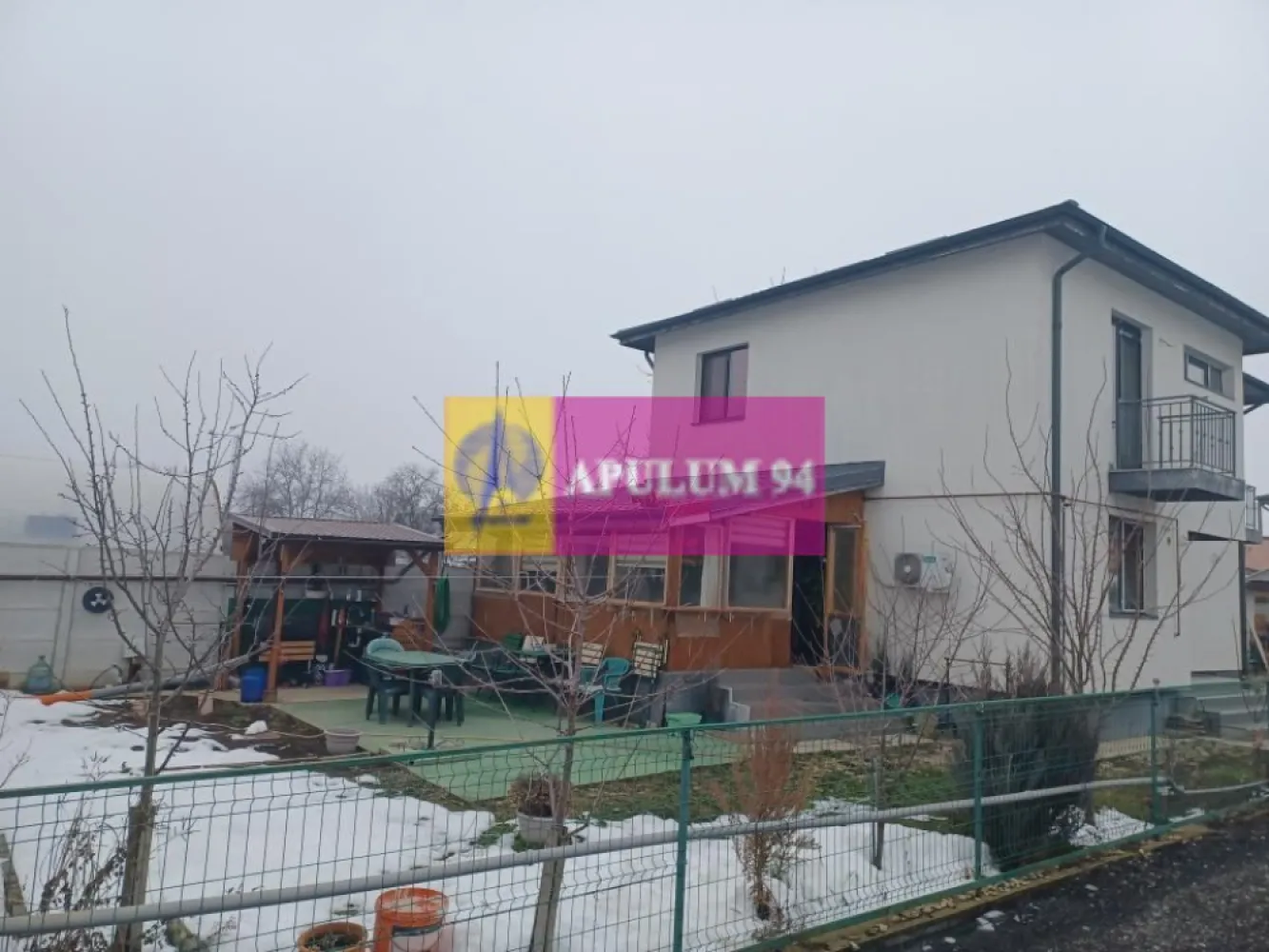 Joița, casă P+1E+pod, 124 mp utili + terasă, balcoane, magazie - Imobilul este amplasat in comuna Joița, într-o zonă semicentrală, la aproximativ 100 m de str Principală, ferită de zgomotul si poluarea traficului rutier. Casa este compartimentată astfel: la parter - living, hol, baie, bucatarie, cameră tehnică, casa scării si terasă acoperită. La etaj: 3 dormitoare, dresing, baie, hol, si 2 balcoane. Constructia are structura de rezistență din beton armat si zidărie din caramidă. A fost construită în 2019-2020. Este izolată termic cu polistiren de 100 mm si vată minerală si este acoperită cu tiglă metalică. Încălzirea locuinței se face cu o centrală termică pe gaze si calorifere. E finisată complet: parchet, gresie, faianță, termopan, obiecte sanitare. Se poate vinde semimobilată. Pret 165.000 EUR. Nu se plătește TVA sau Comision.