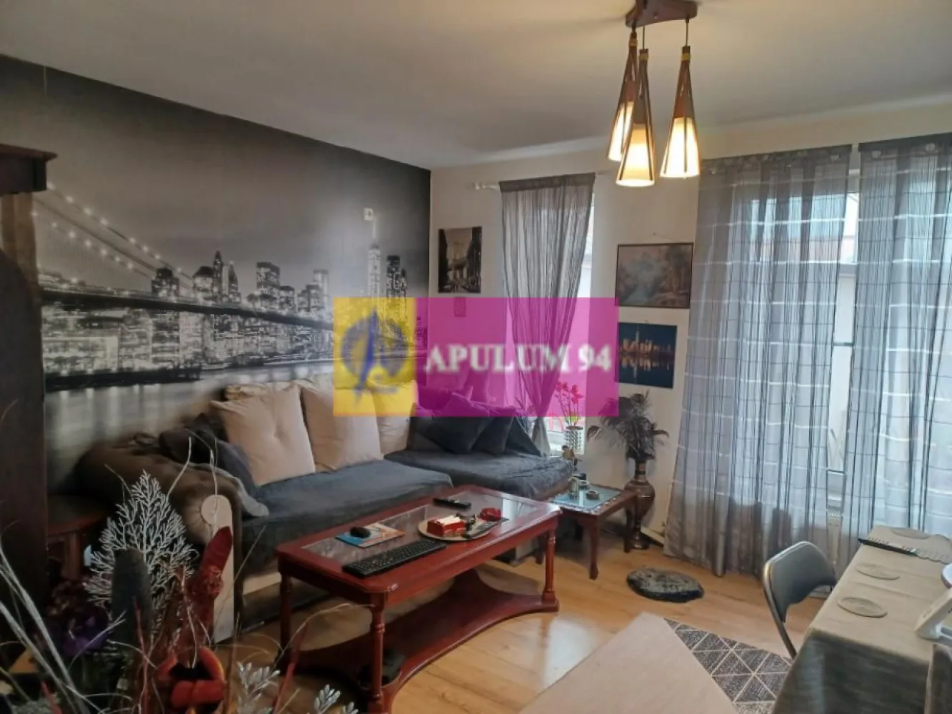 Joița, casă P+1E+pod, 124 mp utili + terasă, balcoane, magazie - Imobilul este amplasat in comuna Joița, într-o zonă semicentrală, la aproximativ 100 m de str Principală, ferită de zgomotul si poluarea traficului rutier. Casa este compartimentată astfel: la parter - living, hol, baie, bucatarie, cameră tehnică, casa scării si terasă acoperită. La etaj: 3 dormitoare, dresing, baie, hol, si 2 balcoane. Constructia are structura de rezistență din beton armat si zidărie din caramidă. A fost construită în 2019-2020. Este izolată termic cu polistiren de 100 mm si vată minerală si este acoperită cu tiglă metalică. Încălzirea locuinței se face cu o centrală termică pe gaze si calorifere. E finisată complet: parchet, gresie, faianță, termopan, obiecte sanitare. Se poate vinde semimobilată. Pret 165.000 EUR. Nu se plătește TVA sau Comision.