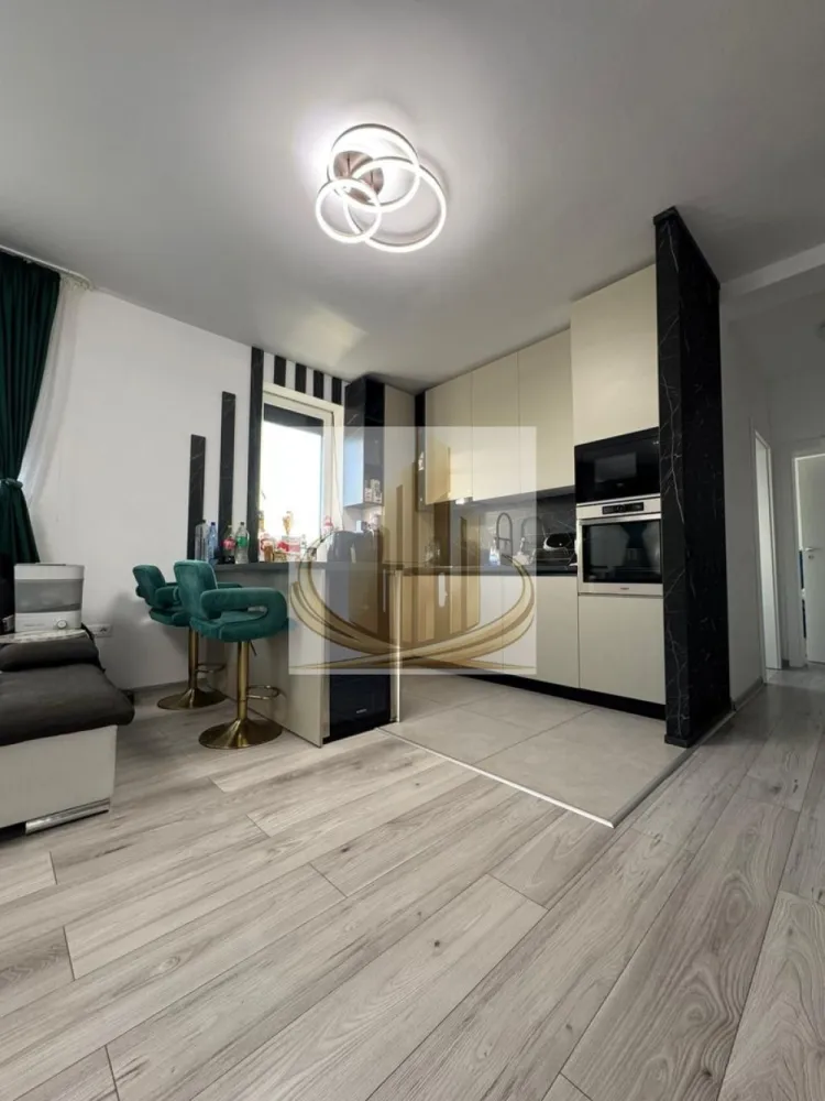 Apartament de lux cu 3 camere si 2 locuri de parcare✨ - ✨ Apartament premium de vânzare – eleganță, confort și locație excelentă! ✨

Dacă îți dorești o locuință modernă, complet mobilată și utilată, pregătită pentru mutare imediată, acest apartament este alegerea perfectă. Situat într-o zonă excelentă, cu acces facil către toate punctele de interes, proprietatea îmbină designul de lux cu dotările premium pentru un stil de viață confortabil și rafinat. 🏡

🔹 Compartimentare ideală:
✔️ 2 dormitoare luminoase
✔️ Living generos cu bucătărie open-space
✔️ Hol elegant
✔️ Baie modernă
✔️ Balcon
✔️ Etaj 1
✔️ 2 locuri de parcare incluse

🔹 Dotări premium care fac diferența:
✨ Încălzire integrală în pardoseală cu centrală proprie
✨ Aer condiționat
✨ Mobilier de calitate cu sisteme soft-close
✨ Rulouri electrice cu telecomandă în fiecare încăpere
✨ Iluminat smart cu becuri Bluetooth
✨ Șemineu electric decorativ cu funcție de încălzire și termostat reglabil
✨ Bucătărie complet echipată:
• frigider cu dozator de gheață și apă
• frigider separat pentru vinuri
• mașină de spălat vase
✨ Mașină de spălat rufe + uscător de rufe

📺 Confort premium în fiecare cameră:
✔️ Televizoare mari în toate încăperile
✔️ Pat matrimonial ultra king size, stil Chesterfield, cu prize și întrerupătoare integrate
✔️ Control al iluminatului din două puncte în ambele dormitoare

💎 Locuința se vinde COMPLET MOBILATĂ ȘI UTILATĂ, exact cum se prezintă – ideală pentru cei care caută confort, eleganță și o investiție într-o zonă de top.

🏢 Oferit de Grand Mobilis Imobiliare.
CP3088477