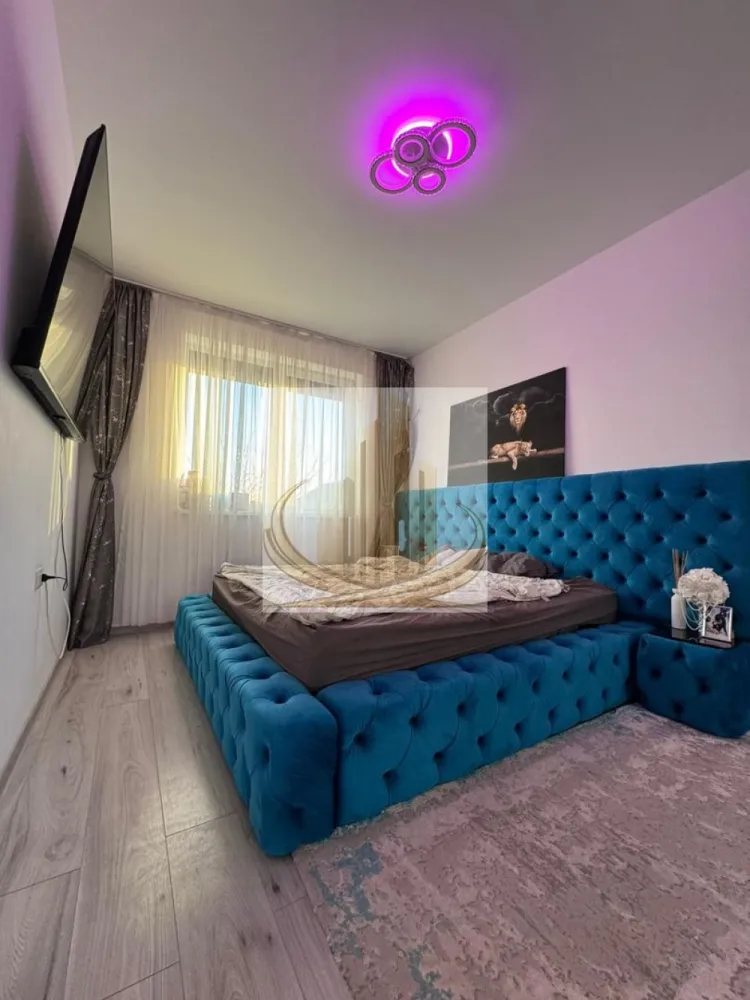 Apartament de lux cu 3 camere si 2 locuri de parcare✨ - ✨ Apartament premium de vânzare – eleganță, confort și locație excelentă! ✨

Dacă îți dorești o locuință modernă, complet mobilată și utilată, pregătită pentru mutare imediată, acest apartament este alegerea perfectă. Situat într-o zonă excelentă, cu acces facil către toate punctele de interes, proprietatea îmbină designul de lux cu dotările premium pentru un stil de viață confortabil și rafinat. 🏡

🔹 Compartimentare ideală:
✔️ 2 dormitoare luminoase
✔️ Living generos cu bucătărie open-space
✔️ Hol elegant
✔️ Baie modernă
✔️ Balcon
✔️ Etaj 1
✔️ 2 locuri de parcare incluse

🔹 Dotări premium care fac diferența:
✨ Încălzire integrală în pardoseală cu centrală proprie
✨ Aer condiționat
✨ Mobilier de calitate cu sisteme soft-close
✨ Rulouri electrice cu telecomandă în fiecare încăpere
✨ Iluminat smart cu becuri Bluetooth
✨ Șemineu electric decorativ cu funcție de încălzire și termostat reglabil
✨ Bucătărie complet echipată:
• frigider cu dozator de gheață și apă
• frigider separat pentru vinuri
• mașină de spălat vase
✨ Mașină de spălat rufe + uscător de rufe

📺 Confort premium în fiecare cameră:
✔️ Televizoare mari în toate încăperile
✔️ Pat matrimonial ultra king size, stil Chesterfield, cu prize și întrerupătoare integrate
✔️ Control al iluminatului din două puncte în ambele dormitoare

💎 Locuința se vinde COMPLET MOBILATĂ ȘI UTILATĂ, exact cum se prezintă – ideală pentru cei care caută confort, eleganță și o investiție într-o zonă de top.

🏢 Oferit de Grand Mobilis Imobiliare.
CP3088477
