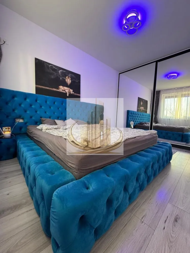 Apartament de lux cu 3 camere si 2 locuri de parcare✨ - ✨ Apartament premium de vânzare – eleganță, confort și locație excelentă! ✨

Dacă îți dorești o locuință modernă, complet mobilată și utilată, pregătită pentru mutare imediată, acest apartament este alegerea perfectă. Situat într-o zonă excelentă, cu acces facil către toate punctele de interes, proprietatea îmbină designul de lux cu dotările premium pentru un stil de viață confortabil și rafinat. 🏡

🔹 Compartimentare ideală:
✔️ 2 dormitoare luminoase
✔️ Living generos cu bucătărie open-space
✔️ Hol elegant
✔️ Baie modernă
✔️ Balcon
✔️ Etaj 1
✔️ 2 locuri de parcare incluse

🔹 Dotări premium care fac diferența:
✨ Încălzire integrală în pardoseală cu centrală proprie
✨ Aer condiționat
✨ Mobilier de calitate cu sisteme soft-close
✨ Rulouri electrice cu telecomandă în fiecare încăpere
✨ Iluminat smart cu becuri Bluetooth
✨ Șemineu electric decorativ cu funcție de încălzire și termostat reglabil
✨ Bucătărie complet echipată:
• frigider cu dozator de gheață și apă
• frigider separat pentru vinuri
• mașină de spălat vase
✨ Mașină de spălat rufe + uscător de rufe

📺 Confort premium în fiecare cameră:
✔️ Televizoare mari în toate încăperile
✔️ Pat matrimonial ultra king size, stil Chesterfield, cu prize și întrerupătoare integrate
✔️ Control al iluminatului din două puncte în ambele dormitoare

💎 Locuința se vinde COMPLET MOBILATĂ ȘI UTILATĂ, exact cum se prezintă – ideală pentru cei care caută confort, eleganță și o investiție într-o zonă de top.

🏢 Oferit de Grand Mobilis Imobiliare.
CP3088477