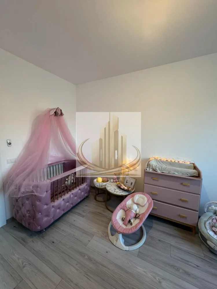 Apartament de lux cu 3 camere si 2 locuri de parcare✨ - ✨ Apartament premium de vânzare – eleganță, confort și locație excelentă! ✨

Dacă îți dorești o locuință modernă, complet mobilată și utilată, pregătită pentru mutare imediată, acest apartament este alegerea perfectă. Situat într-o zonă excelentă, cu acces facil către toate punctele de interes, proprietatea îmbină designul de lux cu dotările premium pentru un stil de viață confortabil și rafinat. 🏡

🔹 Compartimentare ideală:
✔️ 2 dormitoare luminoase
✔️ Living generos cu bucătărie open-space
✔️ Hol elegant
✔️ Baie modernă
✔️ Balcon
✔️ Etaj 1
✔️ 2 locuri de parcare incluse

🔹 Dotări premium care fac diferența:
✨ Încălzire integrală în pardoseală cu centrală proprie
✨ Aer condiționat
✨ Mobilier de calitate cu sisteme soft-close
✨ Rulouri electrice cu telecomandă în fiecare încăpere
✨ Iluminat smart cu becuri Bluetooth
✨ Șemineu electric decorativ cu funcție de încălzire și termostat reglabil
✨ Bucătărie complet echipată:
• frigider cu dozator de gheață și apă
• frigider separat pentru vinuri
• mașină de spălat vase
✨ Mașină de spălat rufe + uscător de rufe

📺 Confort premium în fiecare cameră:
✔️ Televizoare mari în toate încăperile
✔️ Pat matrimonial ultra king size, stil Chesterfield, cu prize și întrerupătoare integrate
✔️ Control al iluminatului din două puncte în ambele dormitoare

💎 Locuința se vinde COMPLET MOBILATĂ ȘI UTILATĂ, exact cum se prezintă – ideală pentru cei care caută confort, eleganță și o investiție într-o zonă de top.

🏢 Oferit de Grand Mobilis Imobiliare.
CP3088477