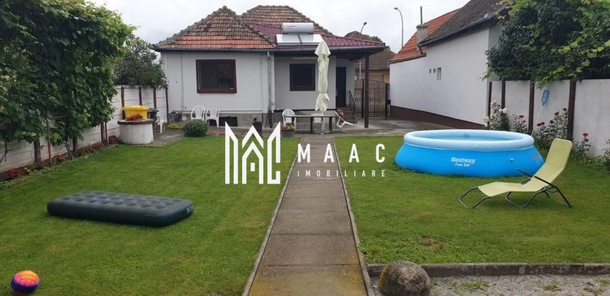 Casa de vanzare 4 camere | Selimbar | 554 mp - Va oferim spre vanzare o casa superba in Selimbar, mai exact pe Strada 1 Decembrie, singura un curte.

Casa dispune de: 4 camere din care 3 dormitoare, 2 bai, 2 bucatarii.

Casa a fost complet renovata in 2006.

Suprafata curtii este de 554 de mp, iar amprenta casei este de 90 de mp. Casa dispune si de o sura de 60 mp care poate fii folosita ca spatiu de depozitare.

Pentru mai multe detalii, precizati telefonic ca ati vazut anuntul cu ID: CP1051782