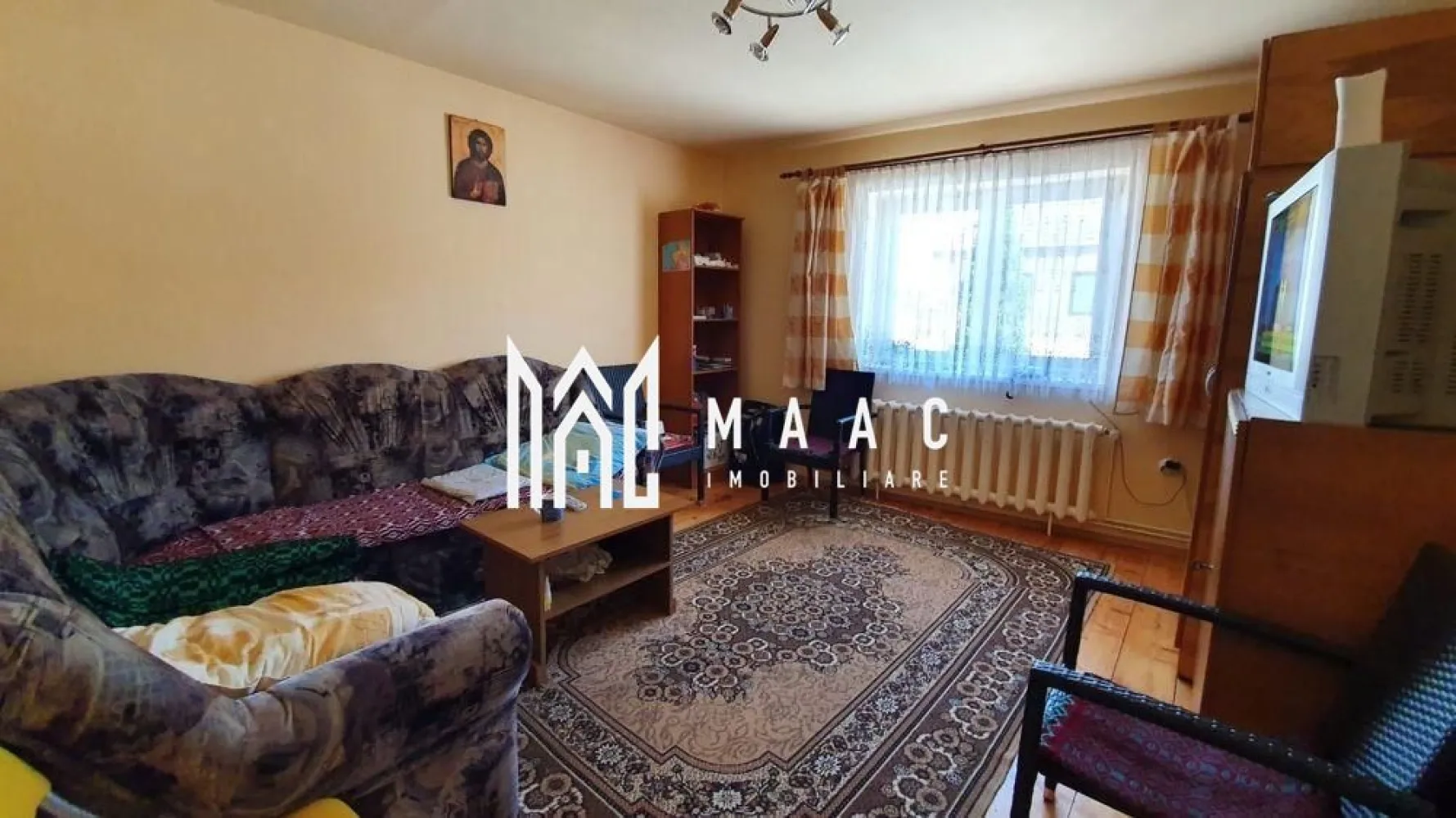 Casa de vanzare 4 camere | Selimbar | 554 mp - Va oferim spre vanzare o casa superba in Selimbar, mai exact pe Strada 1 Decembrie, singura un curte.

Casa dispune de: 4 camere din care 3 dormitoare, 2 bai, 2 bucatarii.

Casa a fost complet renovata in 2006.

Suprafata curtii este de 554 de mp, iar amprenta casei este de 90 de mp. Casa dispune si de o sura de 60 mp care poate fii folosita ca spatiu de depozitare.

Pentru mai multe detalii, precizati telefonic ca ati vazut anuntul cu ID: CP1051782