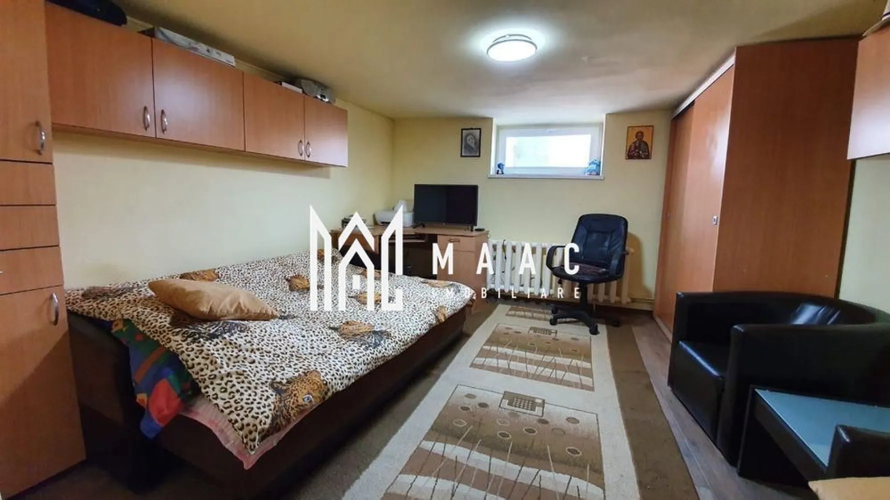 Casa de vanzare 4 camere | Selimbar | 554 mp - Va oferim spre vanzare o casa superba in Selimbar, mai exact pe Strada 1 Decembrie, singura un curte.

Casa dispune de: 4 camere din care 3 dormitoare, 2 bai, 2 bucatarii.

Casa a fost complet renovata in 2006.

Suprafata curtii este de 554 de mp, iar amprenta casei este de 90 de mp. Casa dispune si de o sura de 60 mp care poate fii folosita ca spatiu de depozitare.

Pentru mai multe detalii, precizati telefonic ca ati vazut anuntul cu ID: CP1051782
