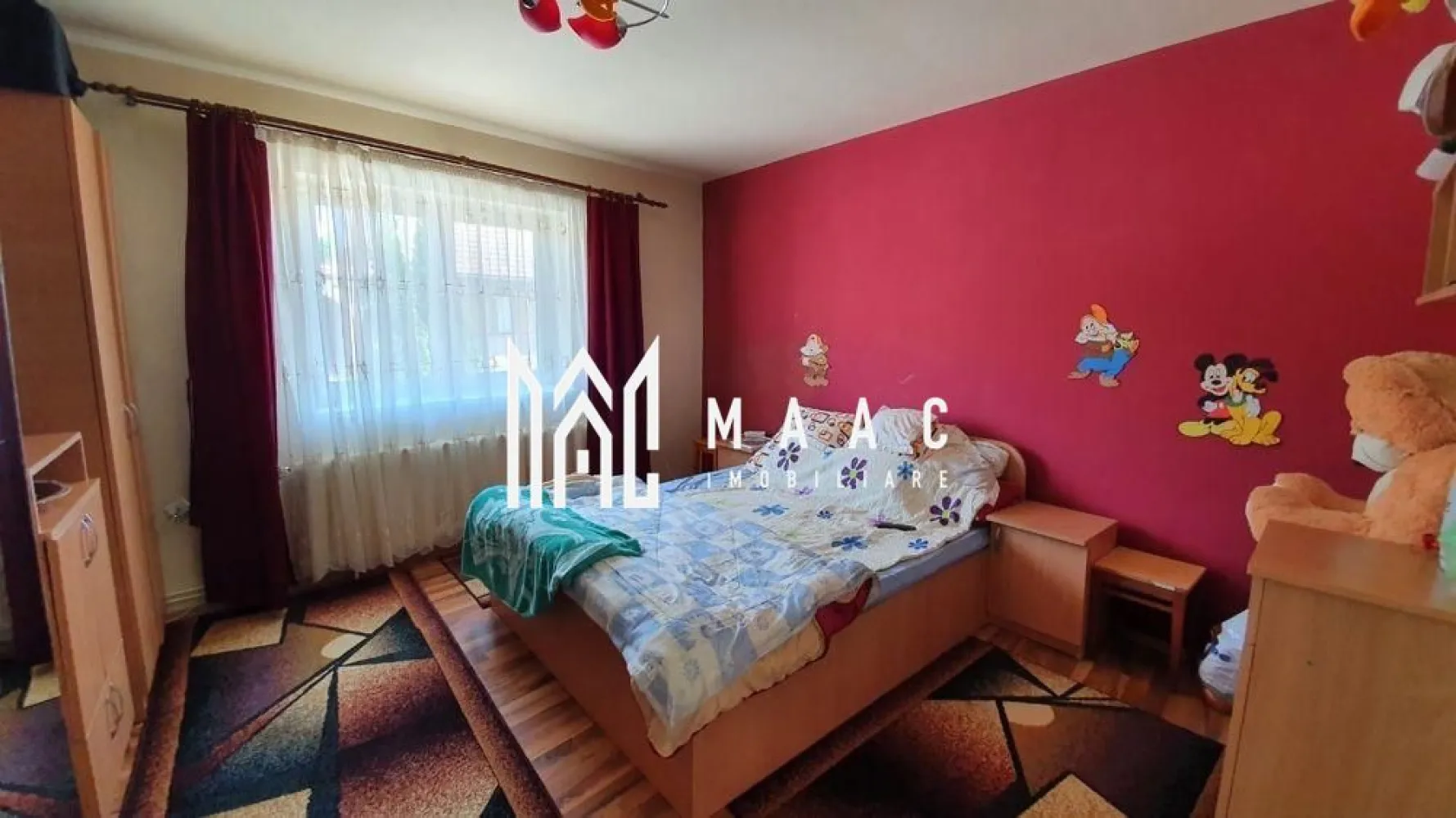 Casa de vanzare 4 camere | Selimbar | 554 mp - Va oferim spre vanzare o casa superba in Selimbar, mai exact pe Strada 1 Decembrie, singura un curte.

Casa dispune de: 4 camere din care 3 dormitoare, 2 bai, 2 bucatarii.

Casa a fost complet renovata in 2006.

Suprafata curtii este de 554 de mp, iar amprenta casei este de 90 de mp. Casa dispune si de o sura de 60 mp care poate fii folosita ca spatiu de depozitare.

Pentru mai multe detalii, precizati telefonic ca ati vazut anuntul cu ID: CP1051782