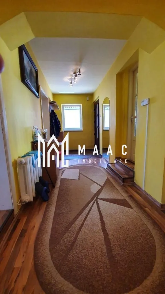 Casa de vanzare 4 camere | Selimbar | 554 mp - Va oferim spre vanzare o casa superba in Selimbar, mai exact pe Strada 1 Decembrie, singura un curte.

Casa dispune de: 4 camere din care 3 dormitoare, 2 bai, 2 bucatarii.

Casa a fost complet renovata in 2006.

Suprafata curtii este de 554 de mp, iar amprenta casei este de 90 de mp. Casa dispune si de o sura de 60 mp care poate fii folosita ca spatiu de depozitare.

Pentru mai multe detalii, precizati telefonic ca ati vazut anuntul cu ID: CP1051782