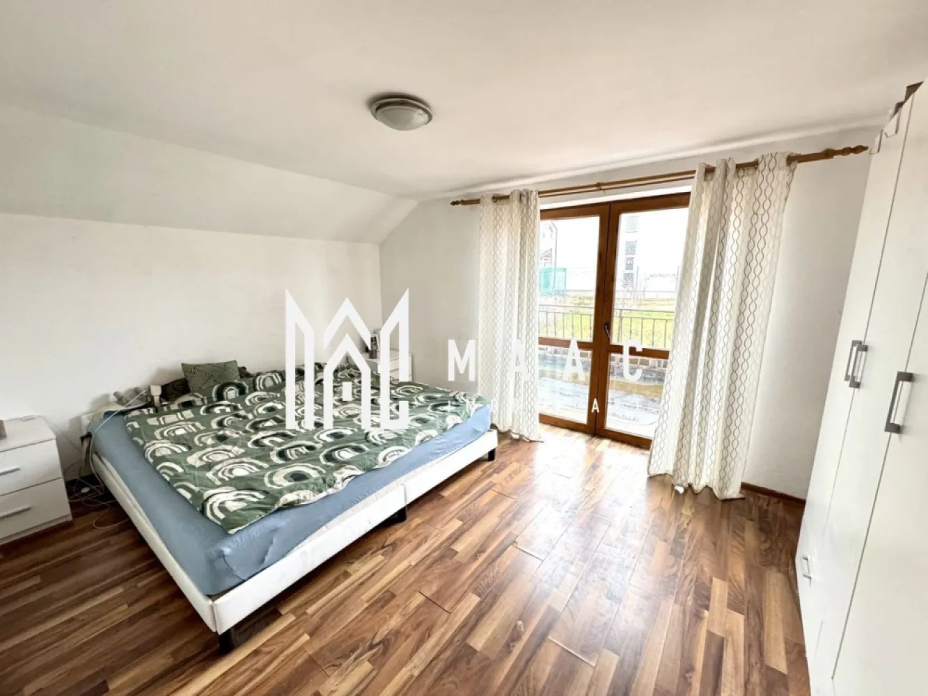 Casa | 4 camere | Curte individuala | Pivnita | Sura Mare - MAAC Imobiliare va prezinta o casă individuala cu 4 camere in Sura Mare.

Caracteristici principale:
Suprafață utilă: 160 mp, oferind spațiu generos pentru nevoile familiei.
Teren privat: 500 mp, potrivit pentru grădinărit.
Camere și sufragerie: 3 camere spațioase, sufragerie primitoare.
Băi functionale: 2 băi dotate cu facilități.
Bucătărie utilată: generoasă, echipată cu electrocasnice.

Detalii Suplimentare:
An construcție: 2015
Sistem de Încălzire: Centrală termică pe lemne.
Utilități: Internet/TV, Apă Curentă, Conductă de Gaz la 50m.
Alte facilități: Grădină privată, terasă acoperită, pivniță și spațiu tehnic.

Pentru mai multe detalii, precizati telefonic ca ati vazut anuntul cu ID CP1968772