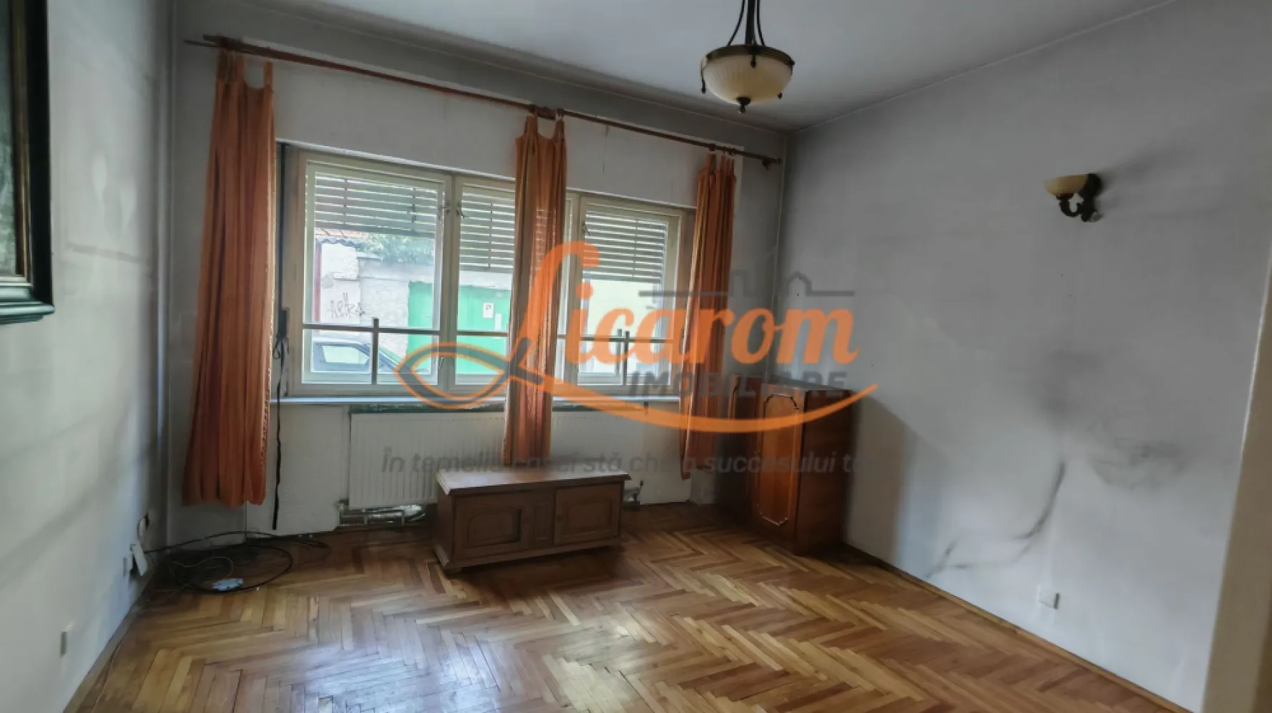 Casa individuala,Brasovul Vechi-Nicopole,P+E,3 cam,165000Eur - Agentia Licarom Imobiliare propune spre vanzare o casa individuala in zona Brasovul Vechi- Nicopole.Casa este dipusa pe P+E, amprenta este de 67 mp iar suprafata utila este de 103 mp . Imobilul este situat la 5 minute de mers cu masina de,Piata Sfatului,de Livada Postei iar in zona avem gradinite, scoli si magazine , acces usor la mijloacele de transport in comun . 
La parter imobilul este compus din hol, casa scarii, dormitor, bucatarie, baie si camara iar etajul este compus din 2 dormitoare, hol, si o logie mare pe unde se face accesul la pod. 
Casa nu are curte si este bransata de la gaz avand centrala proprie, curent ,apa si canal
ESTE LIBERA LA VANZARE ,predarea putandu-se face la semnarea actelor. 
Proprietatea se poate transforma cu investitii minime in spatii de inchiriat regim hotelier , fiind o buna ocazie de investitie . 
Pentru mai multe detalii sau vizionari,nu ezitati sa ne contactati la telefon 0741059397 Consultant imobiliar Calin si 0723985424 Consultant imobiliar Liliana.