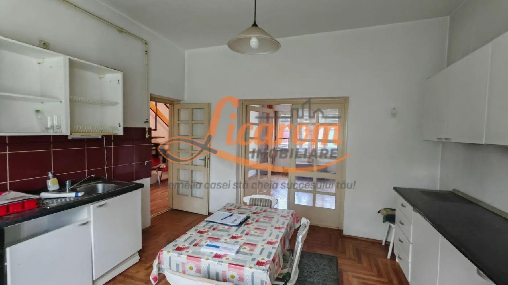 Casa individuala,Brasovul Vechi-Nicopole,P+E,3 cam,165000Eur - Agentia Licarom Imobiliare propune spre vanzare o casa individuala in zona Brasovul Vechi- Nicopole.Casa este dipusa pe P+E, amprenta este de 67 mp iar suprafata utila este de 103 mp . Imobilul este situat la 5 minute de mers cu masina de,Piata Sfatului,de Livada Postei iar in zona avem gradinite, scoli si magazine , acces usor la mijloacele de transport in comun . 
La parter imobilul este compus din hol, casa scarii, dormitor, bucatarie, baie si camara iar etajul este compus din 2 dormitoare, hol, si o logie mare pe unde se face accesul la pod. 
Casa nu are curte si este bransata de la gaz avand centrala proprie, curent ,apa si canal
ESTE LIBERA LA VANZARE ,predarea putandu-se face la semnarea actelor. 
Proprietatea se poate transforma cu investitii minime in spatii de inchiriat regim hotelier , fiind o buna ocazie de investitie . 
Pentru mai multe detalii sau vizionari,nu ezitati sa ne contactati la telefon 0741059397 Consultant imobiliar Calin si 0723985424 Consultant imobiliar Liliana.