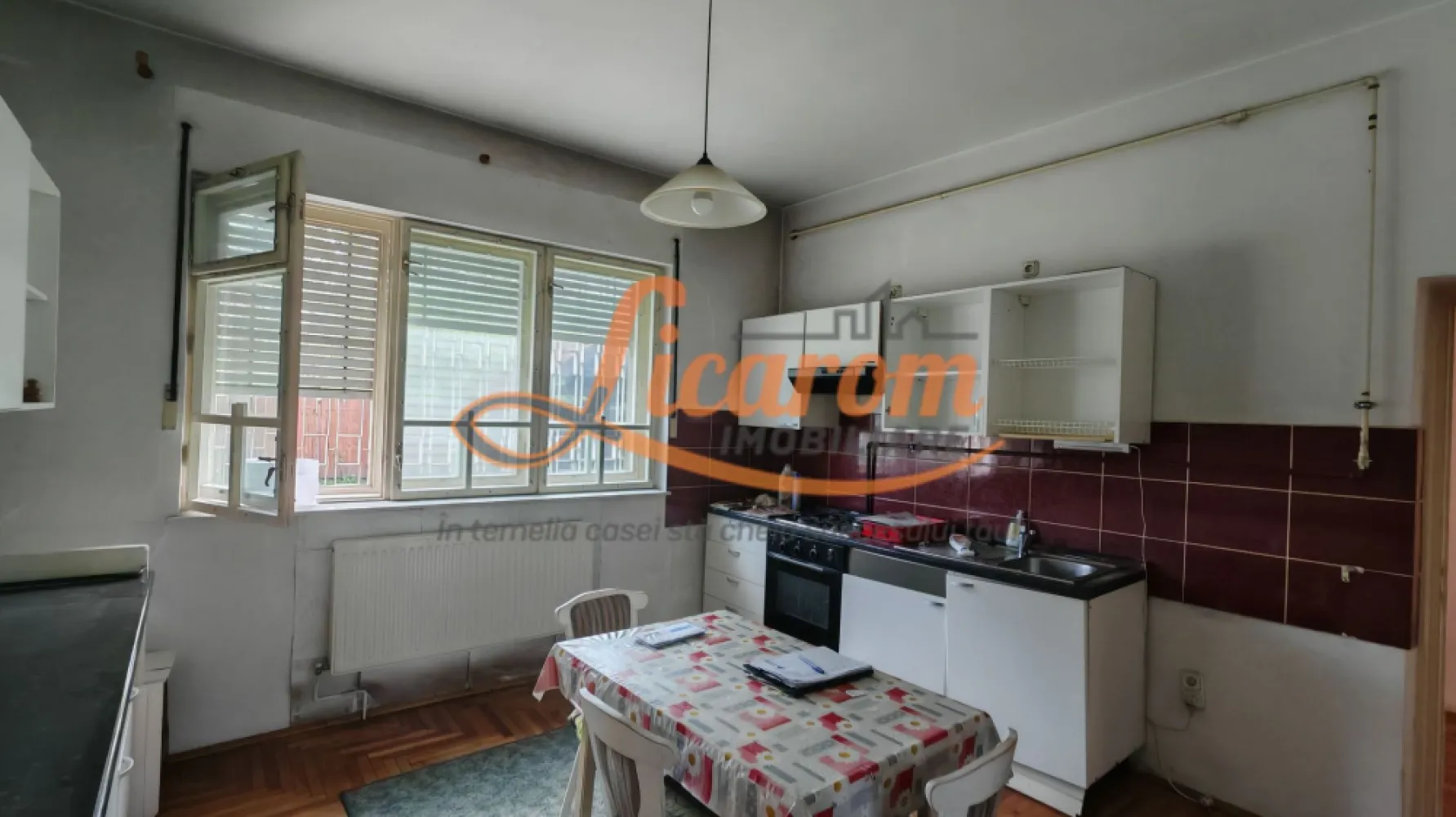Casa individuala,Brasovul Vechi-Nicopole,P+E,3 cam,165000Eur - Agentia Licarom Imobiliare propune spre vanzare o casa individuala in zona Brasovul Vechi- Nicopole.Casa este dipusa pe P+E, amprenta este de 67 mp iar suprafata utila este de 103 mp . Imobilul este situat la 5 minute de mers cu masina de,Piata Sfatului,de Livada Postei iar in zona avem gradinite, scoli si magazine , acces usor la mijloacele de transport in comun . 
La parter imobilul este compus din hol, casa scarii, dormitor, bucatarie, baie si camara iar etajul este compus din 2 dormitoare, hol, si o logie mare pe unde se face accesul la pod. 
Casa nu are curte si este bransata de la gaz avand centrala proprie, curent ,apa si canal
ESTE LIBERA LA VANZARE ,predarea putandu-se face la semnarea actelor. 
Proprietatea se poate transforma cu investitii minime in spatii de inchiriat regim hotelier , fiind o buna ocazie de investitie . 
Pentru mai multe detalii sau vizionari,nu ezitati sa ne contactati la telefon 0741059397 Consultant imobiliar Calin si 0723985424 Consultant imobiliar Liliana.
