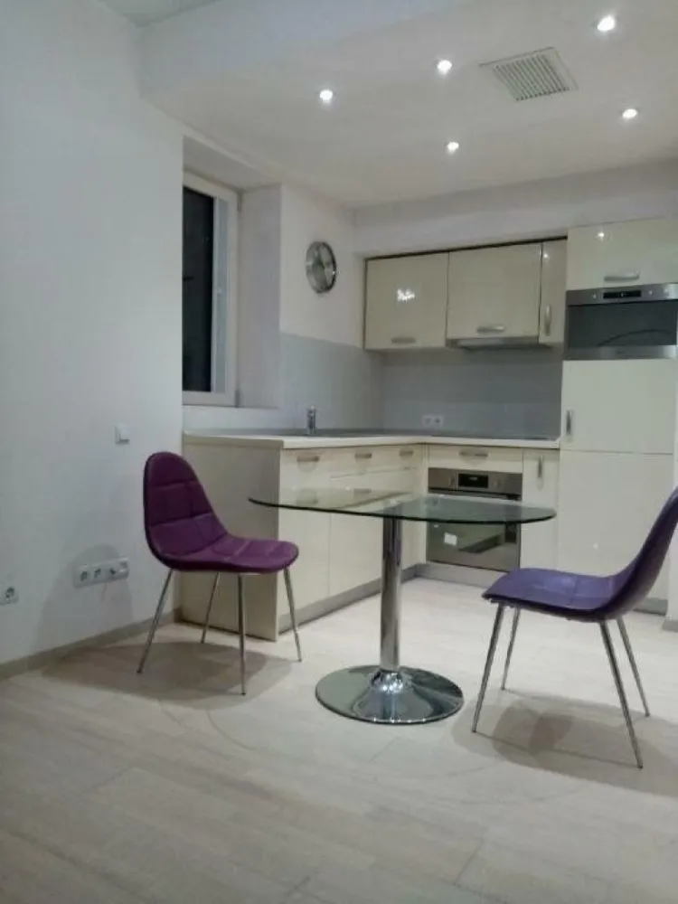 Ag BRASADAS vinde Studio de lux, ultracentral 2019 Etaj 5/9. - Agenția BRASADAS ofera spre vanzare un studio superb cu finisaje de exceptie, complet mobilat si utilat lux cu electrocasnice incorporate (masina de spalat vase, plita inductie, cuptor, frigider, masina de spalat rufe etc), videointerfon color, sisteme inteligente de mobilier si climatizare.
Se vinde complet mobilat si utilat, exact ca in poze.
www.brasadas.com.