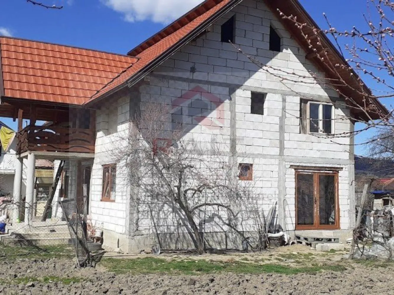 Casa de Vanzare Tigveni Arges - Preț: 85.000 € (cu comision 0% pentru cumpărător și reprezentare exclusivă).

Localizare: Proprietatea este situată în centrul comunei Tigveni, într-o zonă liniștită, având în apropiere puncte de interes precum Școala Gimnazială "Vasile Goldiș" (aprox. 380 m) și grădinița locală.

Configurație și Suprafață:

Regim de înălțime: P+1 (Parter + Etaj).

Număr camere: 6.

Suprafață utilă/desfășurată: Aproximativ 160 - 200 mp (suprafața construită la sol fiind de circa 100 mp).

An construcție: 2020 (finalizată).

Stare și Dotări:

Casa este construită din BCA și acoperită cu țiglă.

Interior: Parterul este finisat și parțial mobilat/utilat.

Utilități/Dotări: Dispune de centrală termică proprie și calorifere, fiind considerată o locuință bine întreținută.

Exterior: Include o grădină și cel puțin o terasă.

Această casă este ideală pentru o familie numeroasă care caută o locuință modernă (construcție nouă) într-o zonă rurală accesibilă, aproape de facilități educaționale.
